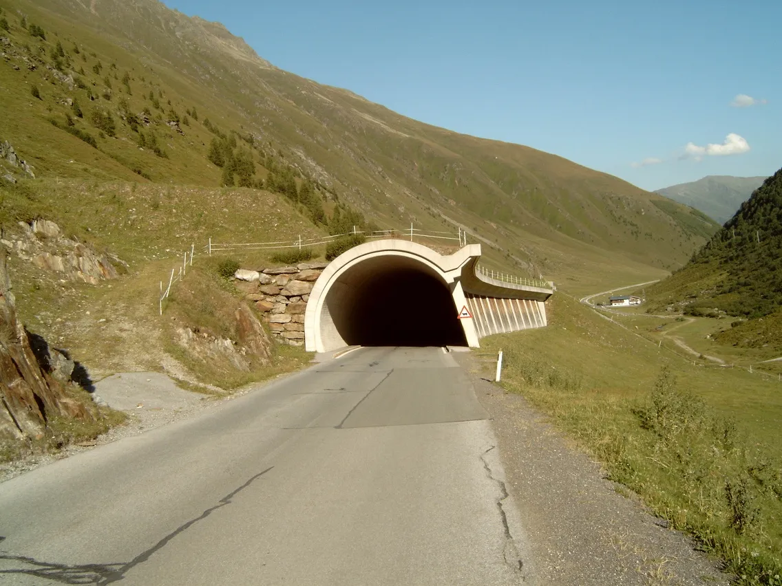 Photo showing: "Kühtaisattel", avalanche protection tunnel in east ramp
