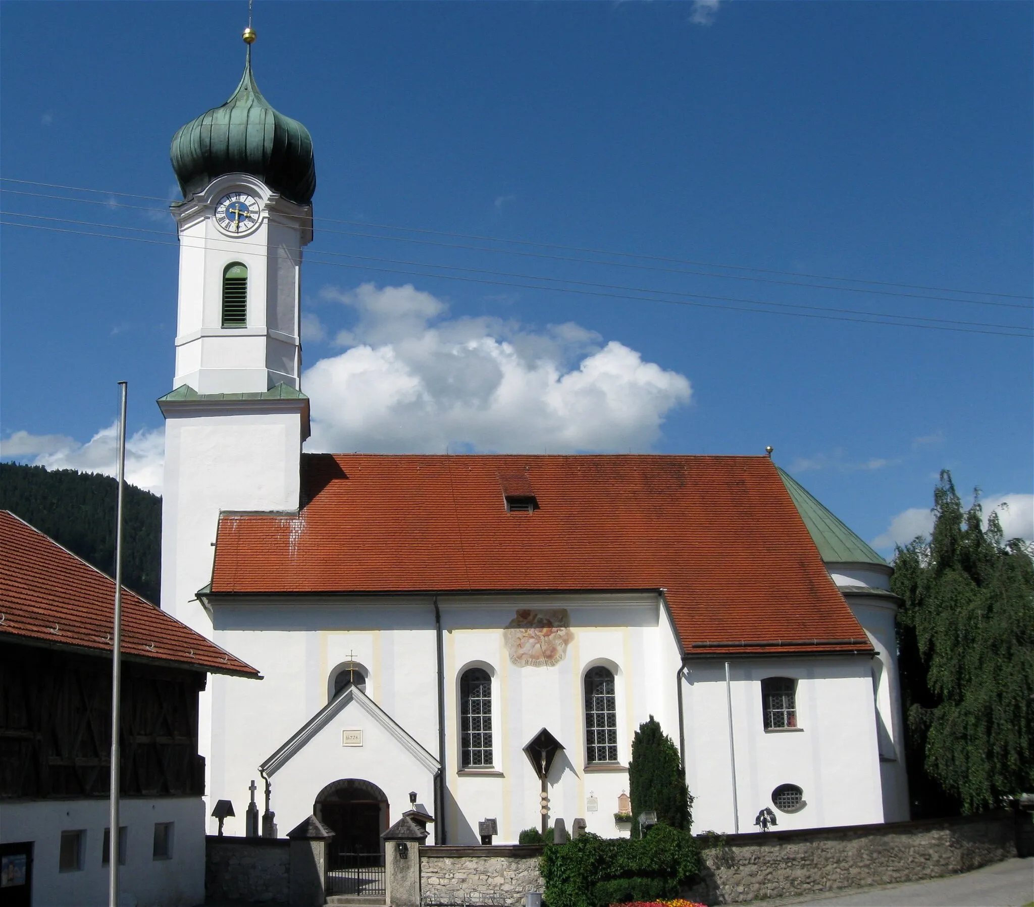 Photo showing: Schulstraße 2, Farchant, Kath. Pfarrkirche St. Andreas, barocker Saalraum mit eingezogenem Chor und westlichem Zwiebelturm, von Johann Mayr d.J., 1728/29; mit Ausstattung. Friedhof, mit schmiedeeisernen Grabkreuzen; Friedhofsmauer, Naturstein.