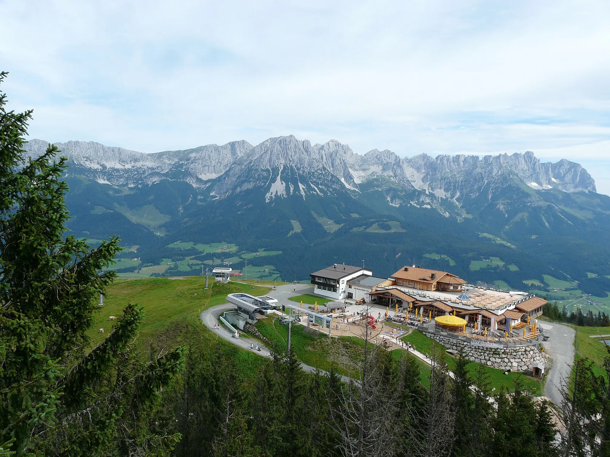 Photo showing: Hartkaiser mit Liftstationen und Restaurant in Ellmau/Tirol (Hintergrund: Wilder Kaiser)