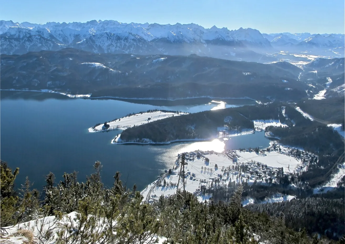 Photo showing: Lake Walchensee (2,627 ft); Peninsula "Zwergern" with Village "Walchensee"