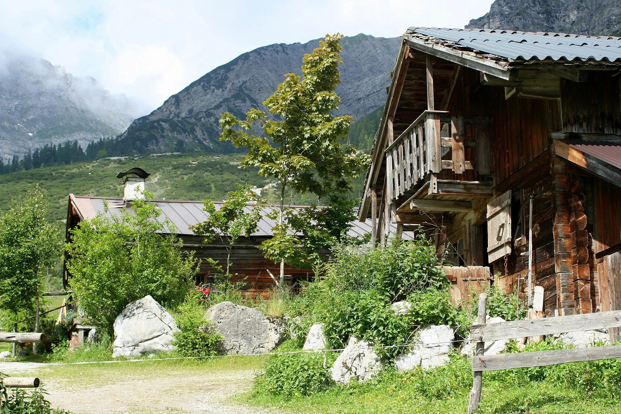 Photo showing: Stallenalm im Stallental, Karwendel

This media shows the protected monument with the number 75043 in Austria. (Commons, de, Wikidata)