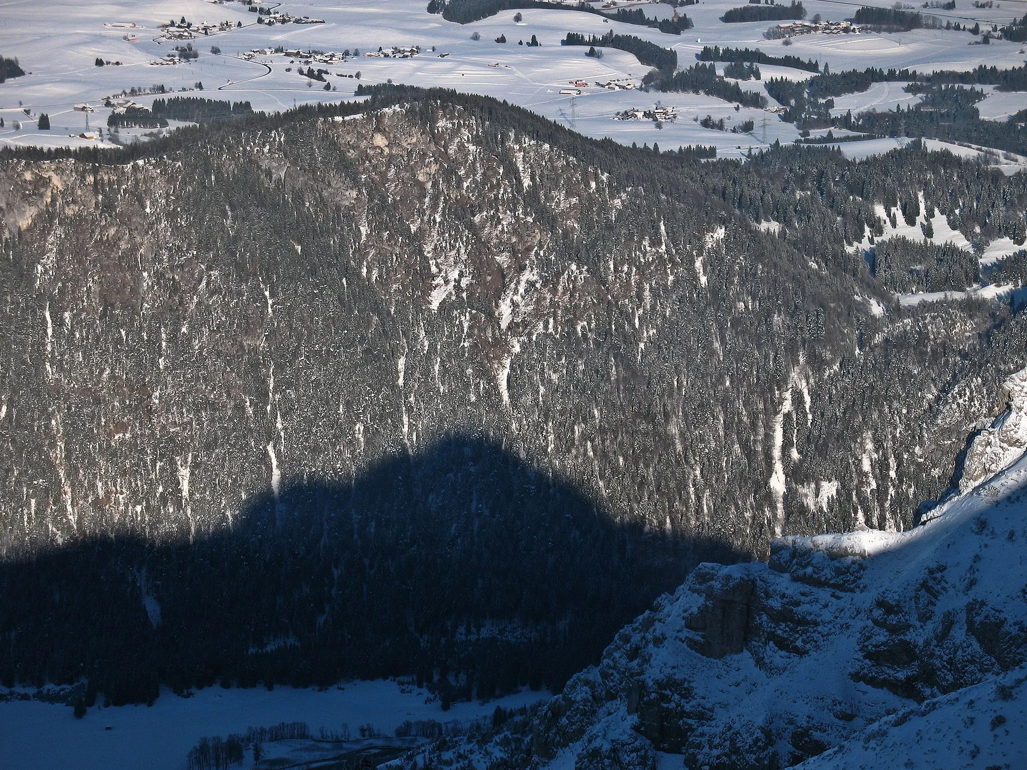 Photo showing: Blick vom Brentenjoch (2000 m) nach Norden über das Tal der Vils auf den Zirmgrat (1293 m).