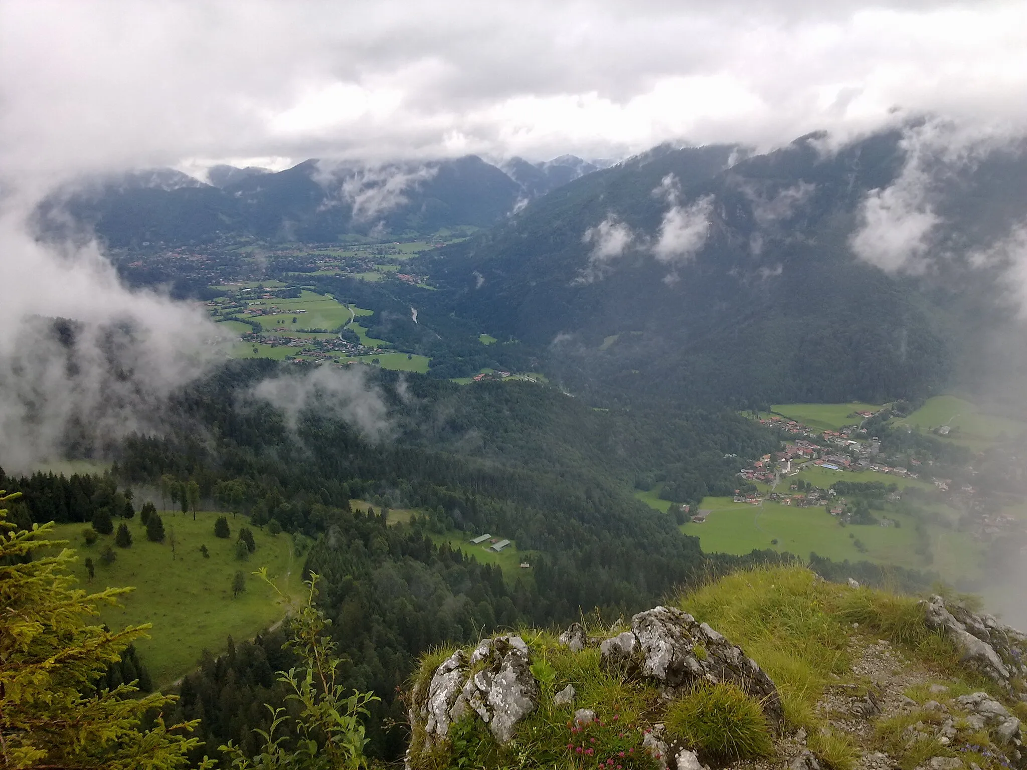 Photo showing: Blick vom Leonhardstein, runter nach Kreuth