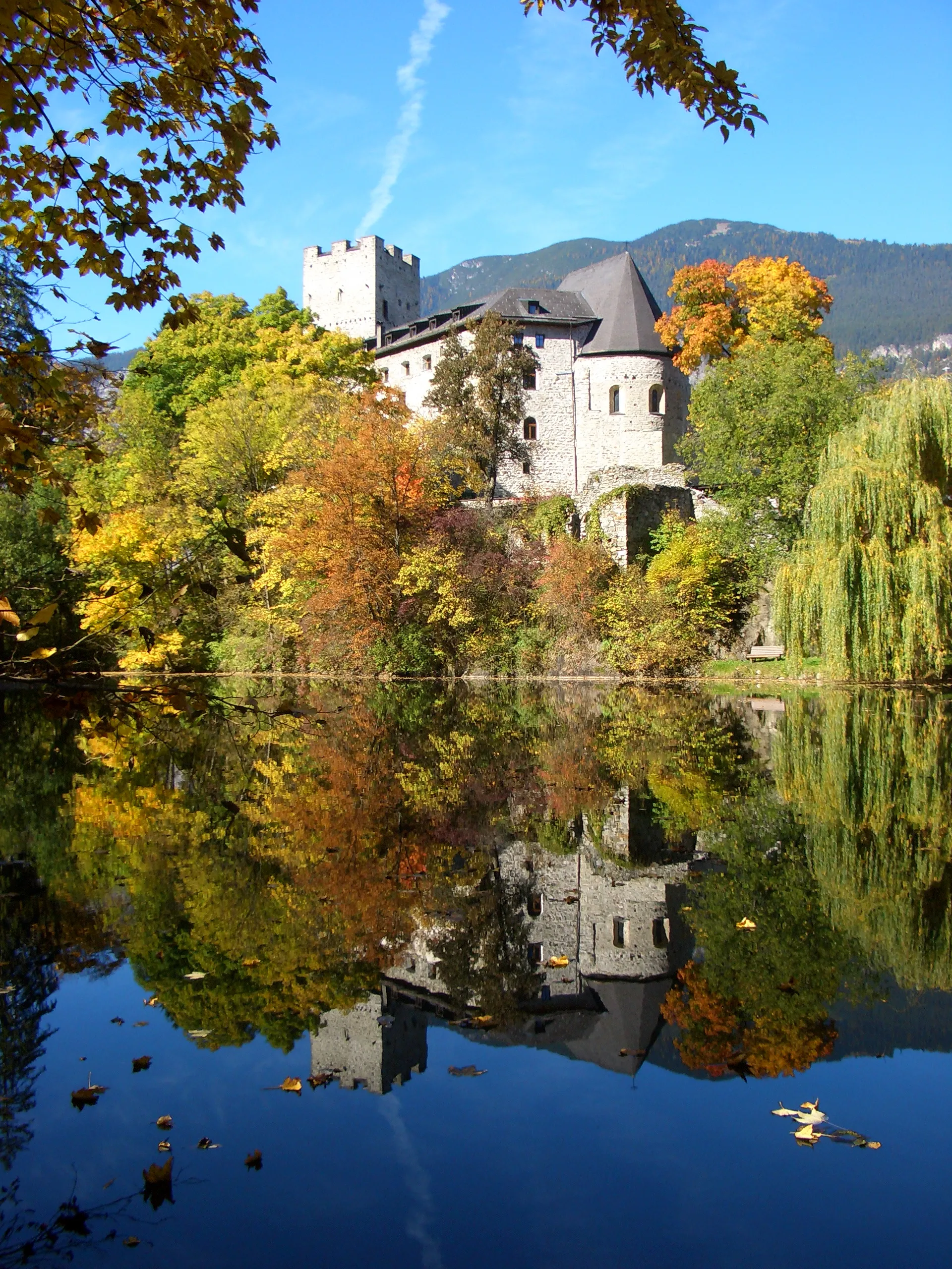 Photo showing: Burg Petersberg im Oktober 2011. Foto: A. d´Orfey, Kunst im Licht, München 2006