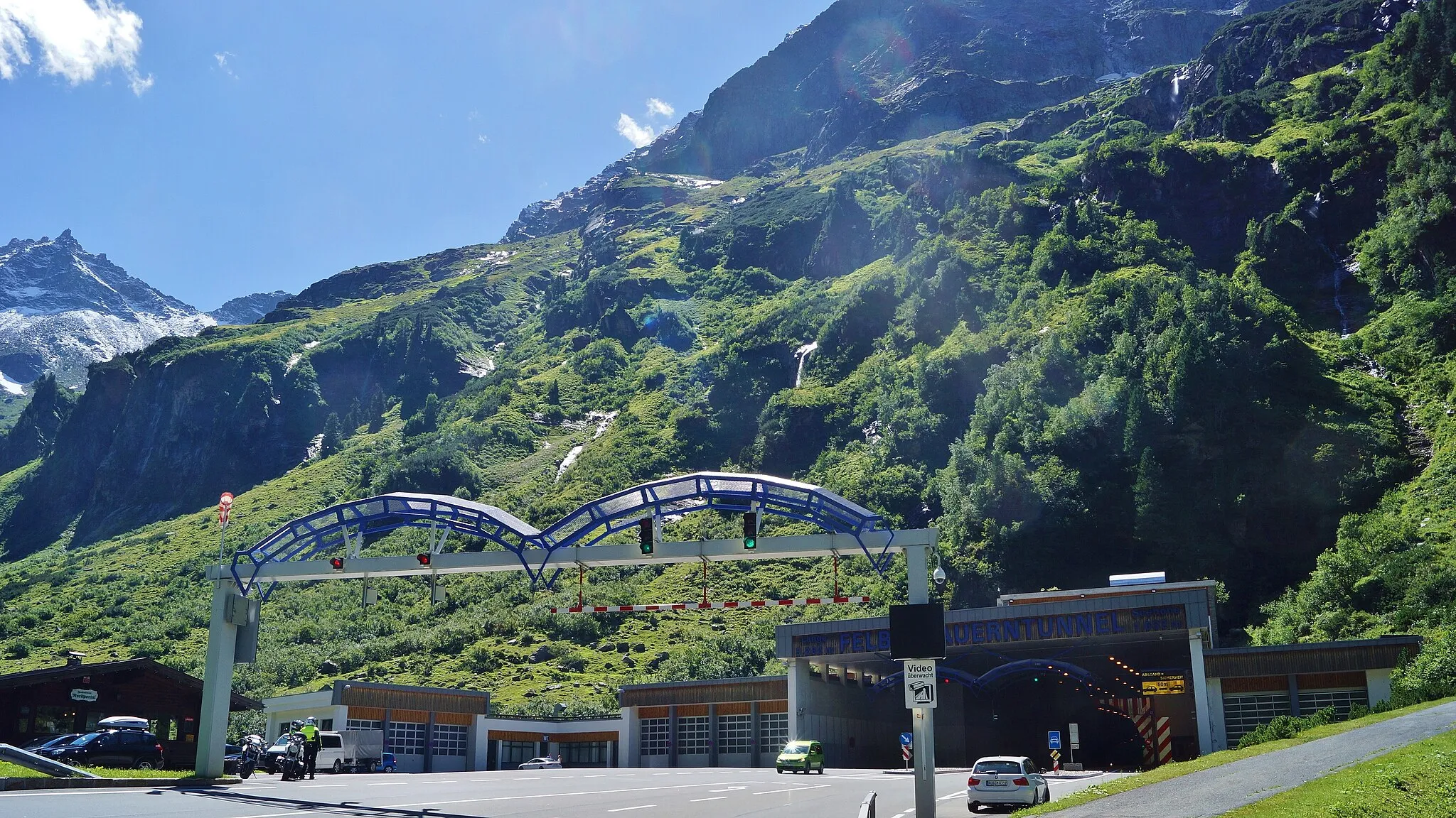 Photo showing: Portal des Felbertauerntunnels im Amertal auf der Salzburger Seite in der Granatspitzgruppe 1.606 m ü. A.