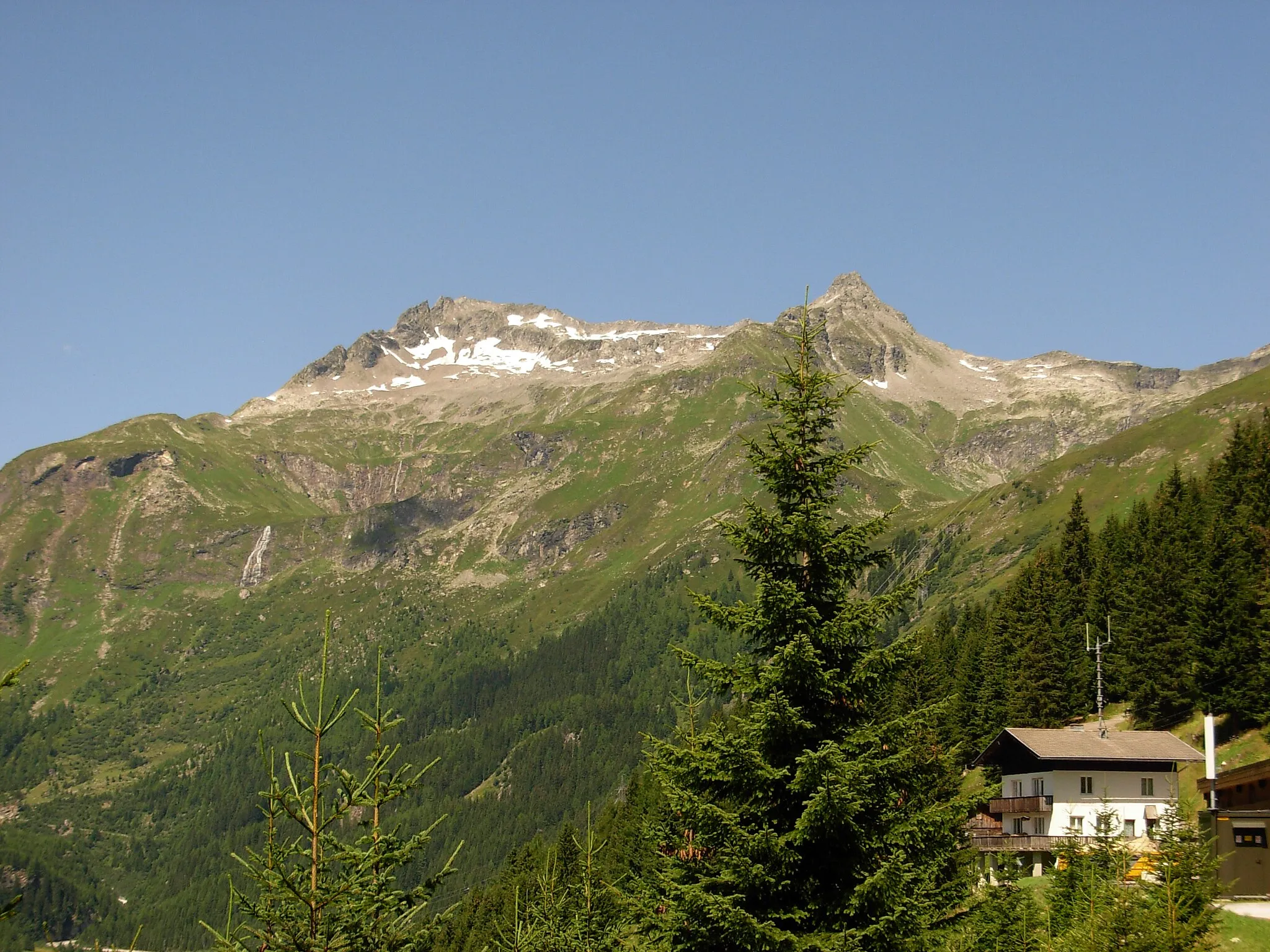Photo showing: View from south end of Felbertauerntunnels to NW: Roter Kogel 2945m and Dichtenkogel 2843m