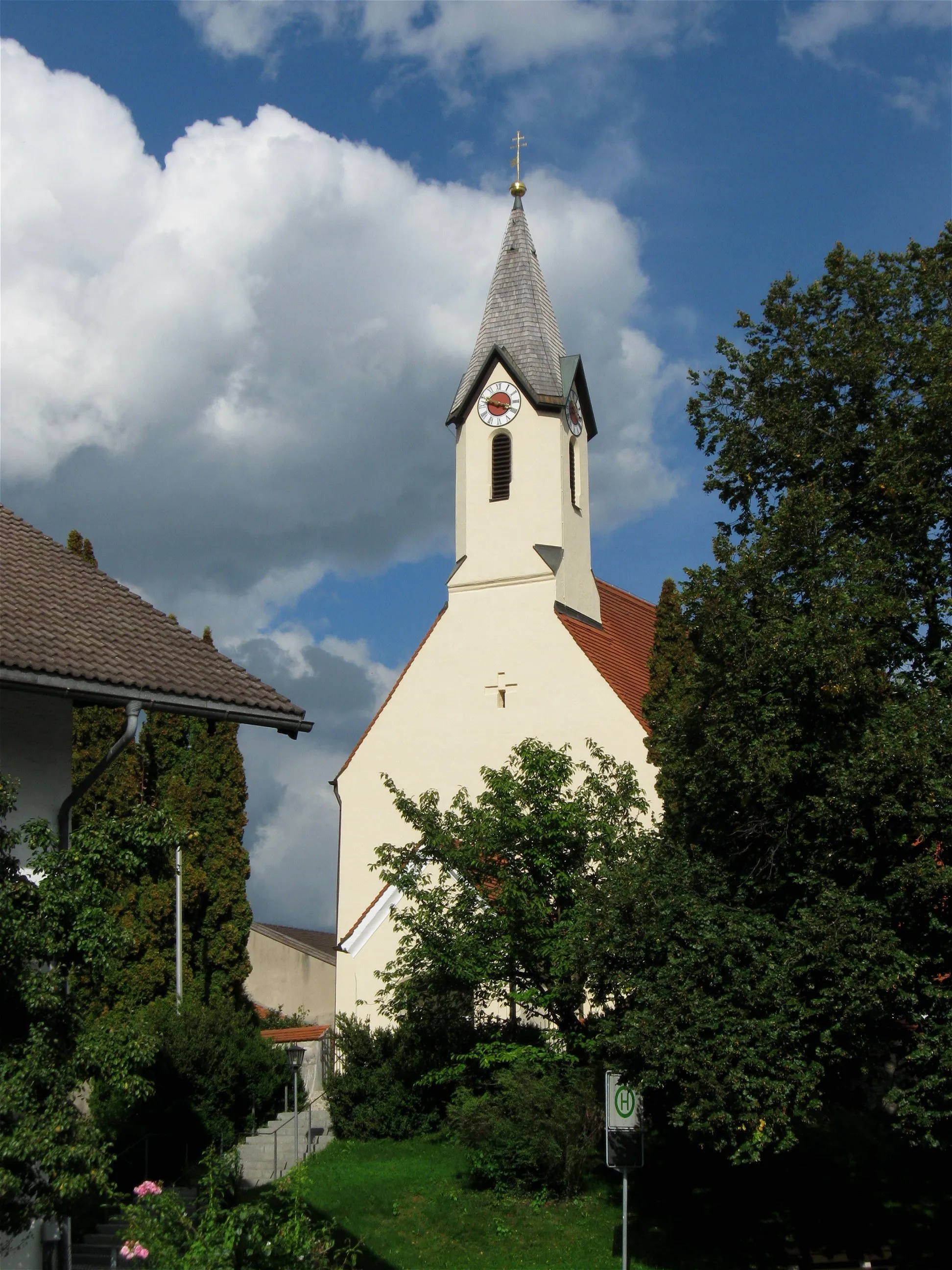 Photo showing: Kirchplatz 2, Reischenhart. 
Kath. Filialkirche St. Peter, Saalbau mit Satteldach,. westlichem Dachreiter, südlicher Sakristei mit Halbwalmdach, romanische Mauerwerksteile im Langhaus, spätgotischer Bau, barock ausgebaut, Sakristei um 1670, 1743 Umgestaltung und Anbau der westlichen Vorhalle, 1845/46 Turm; mit Ausstattung; Friedhofsummauerung, im Kern wohl noch spätmittelalterlich.