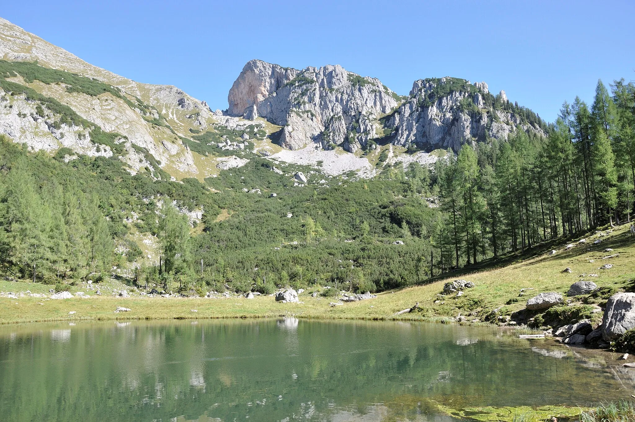 Photo showing: Lake Brunnsteiner (1422 m) with view at Rote Wand (1847 m) on the Wurzeralm in Spital am Pyhrn. This landscape is part of the protected area Warscheneck Süd-Purgstall-Brunnsteiner Kar.