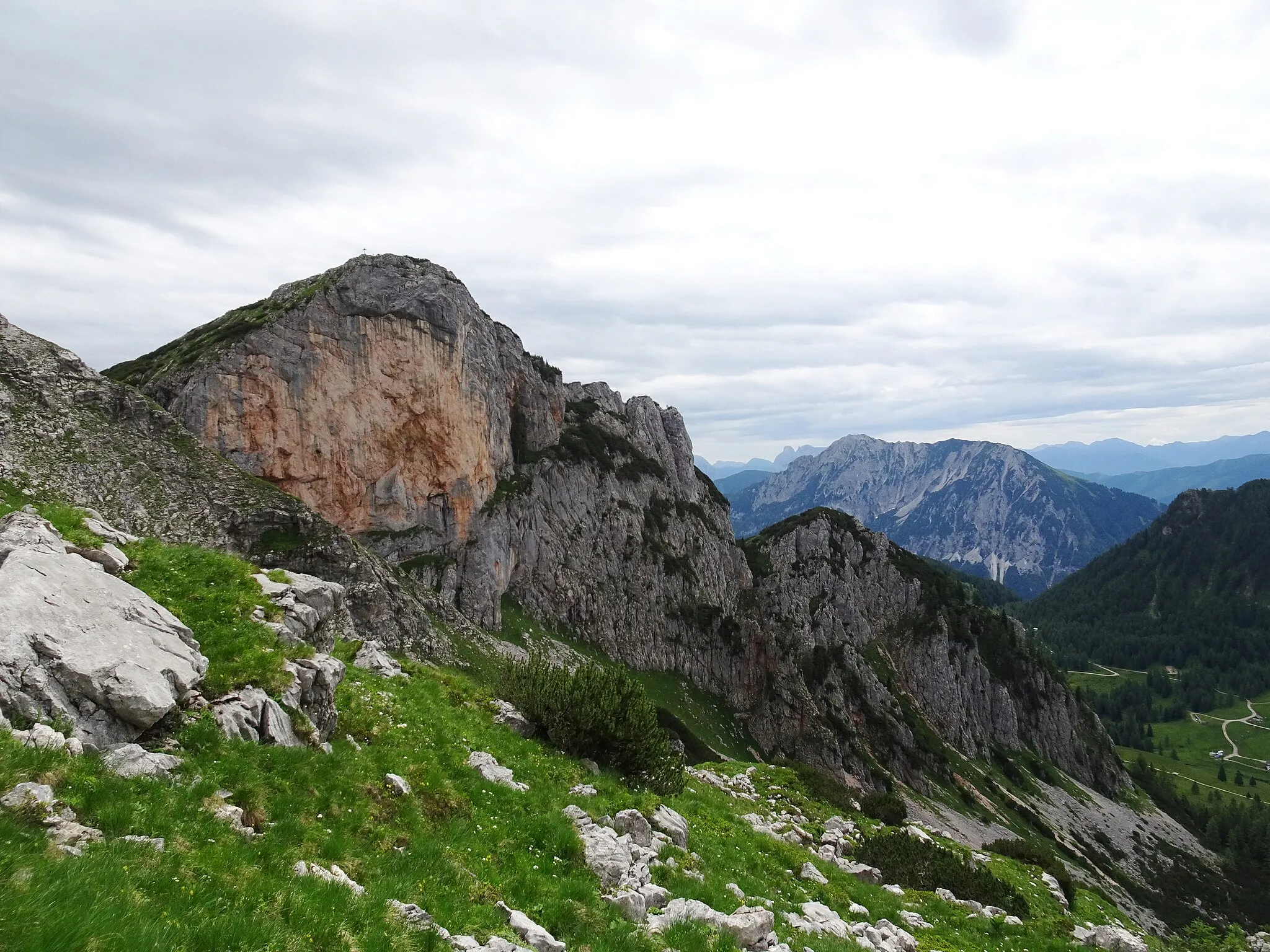 Photo showing: Roßleithen, Kirchdorf District, Upper Austria, Austria. Totes Gebirge mountains, Rote Wand (1872 m).