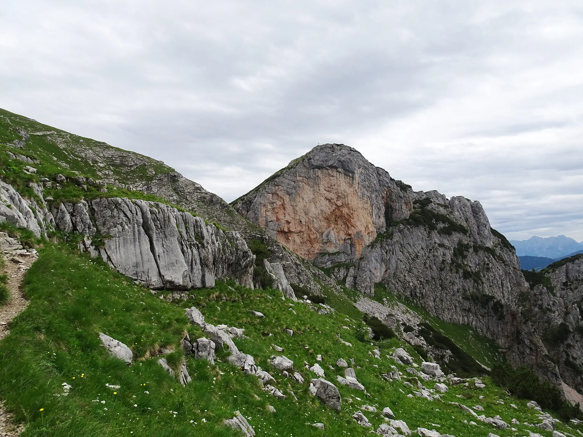 Photo showing: Roßleithen, Kirchdorf District, Upper Austria, Austria. Totes Gebirge mountains, Rote Wand (1872 m).