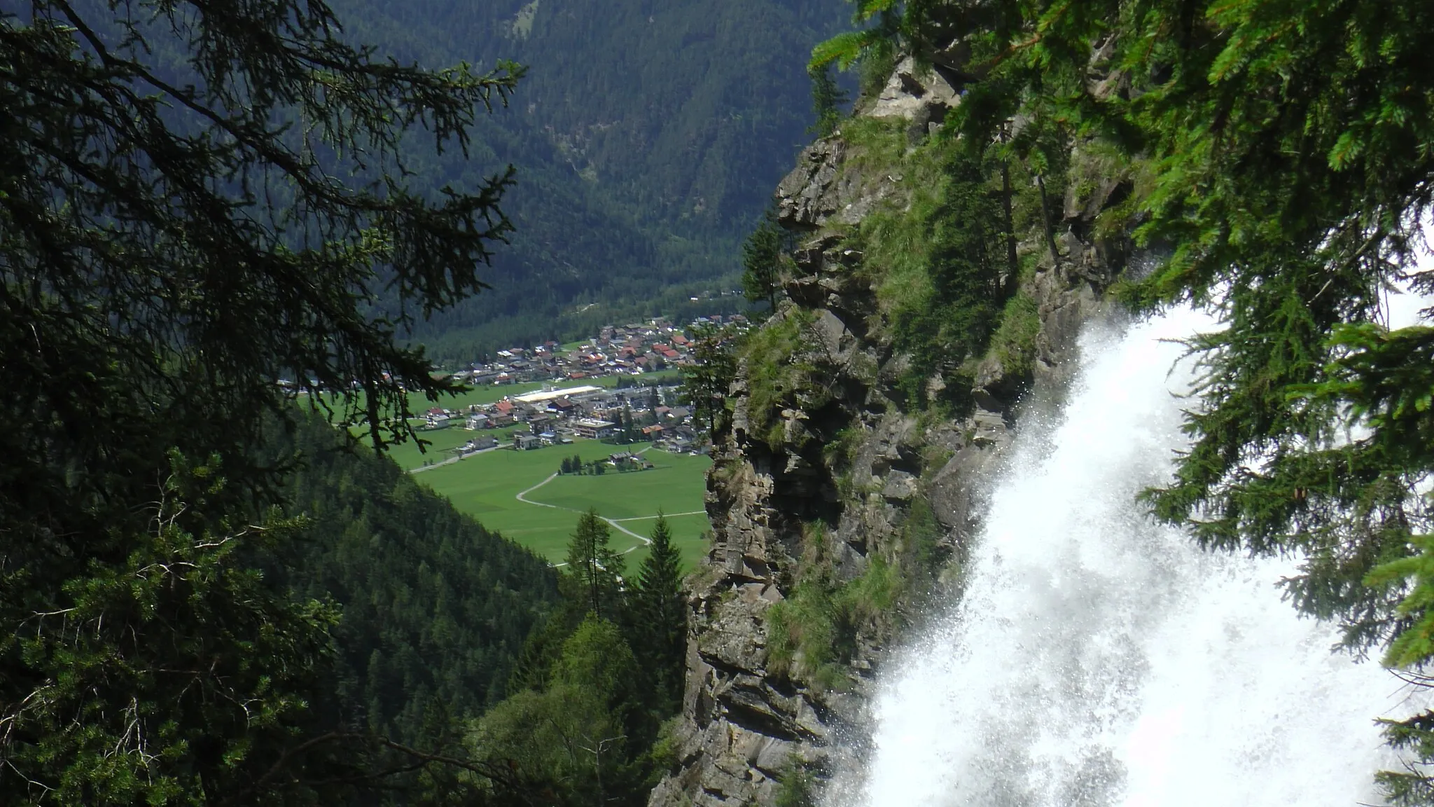 Photo showing: Blick vom Stuibenfallweg über den Wasserfall nach Umhausen.