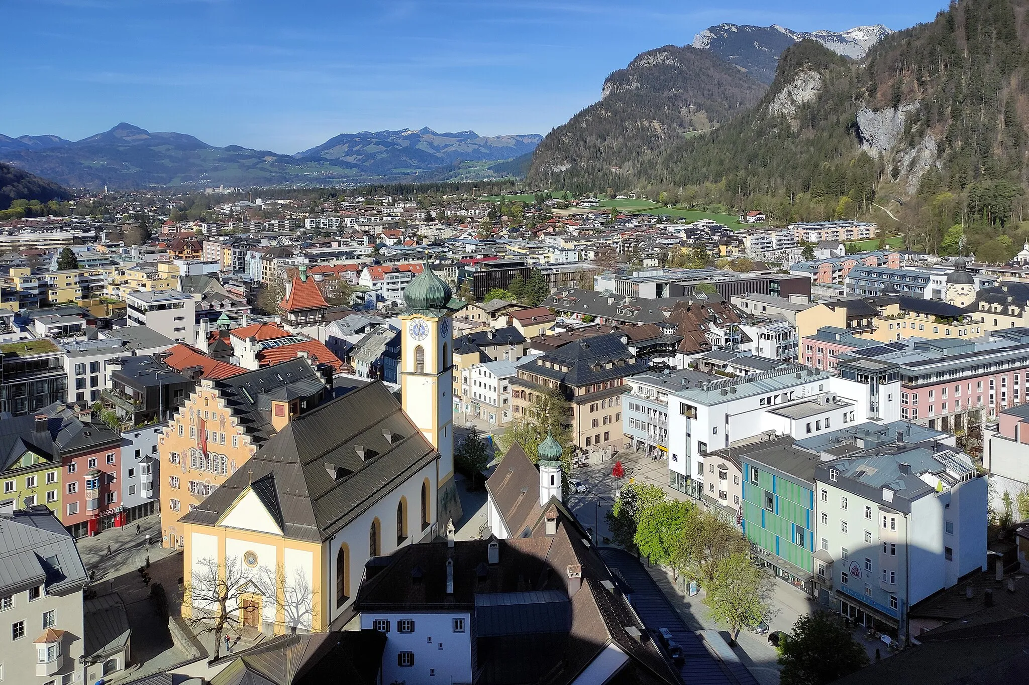 Photo showing: Kufstein ist eine Stadtgemeinde in Tirol an der Grenze zum Freistaat Bayern und Verwaltungssitz des Bezirks Kufstein.