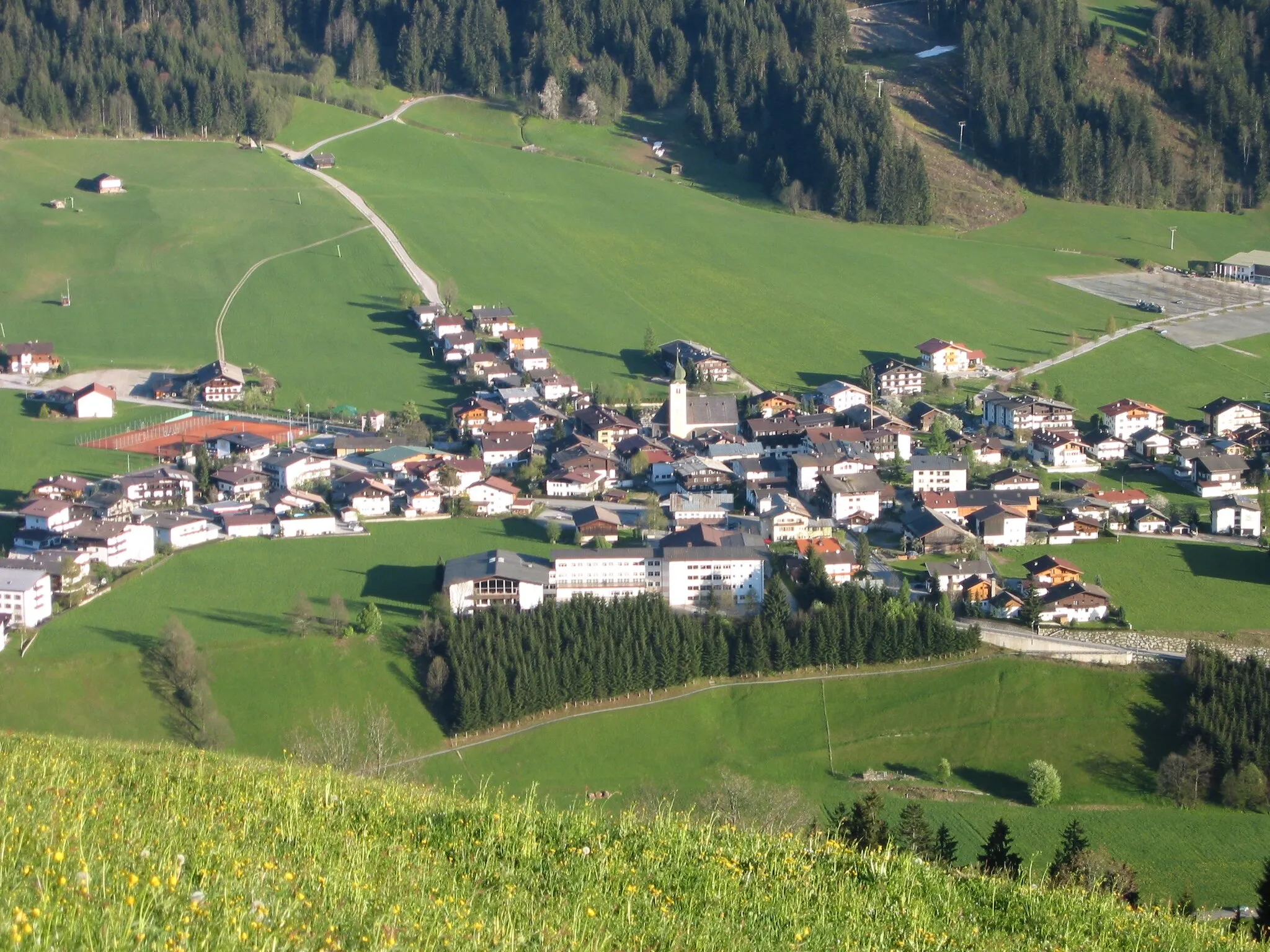 Photo showing: Blick vom Salvenberg auf das Dorfzentrum von Westendorf/Tirol