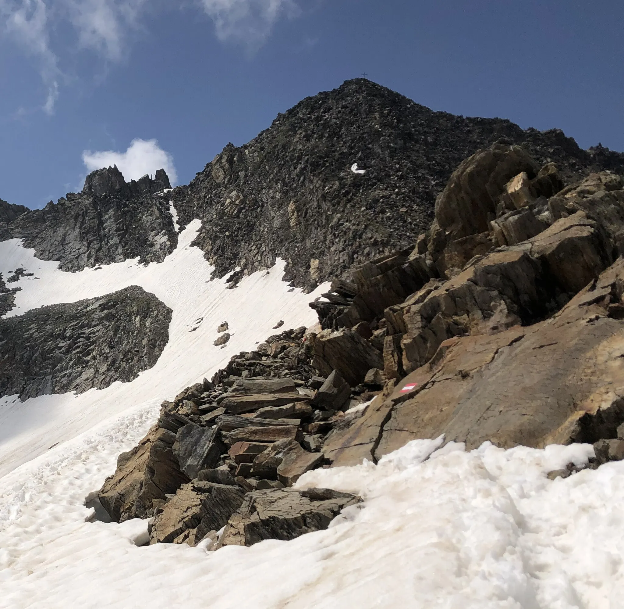 Photo showing: Gipfelaufbau Schönbichler Horn von Osten mit Schönbichler Grat (Berliner Höhenweg Abschnitt Schönbichler Horn - Berliner Hütte (Alpenrosenhütte)). links Waxeggkees