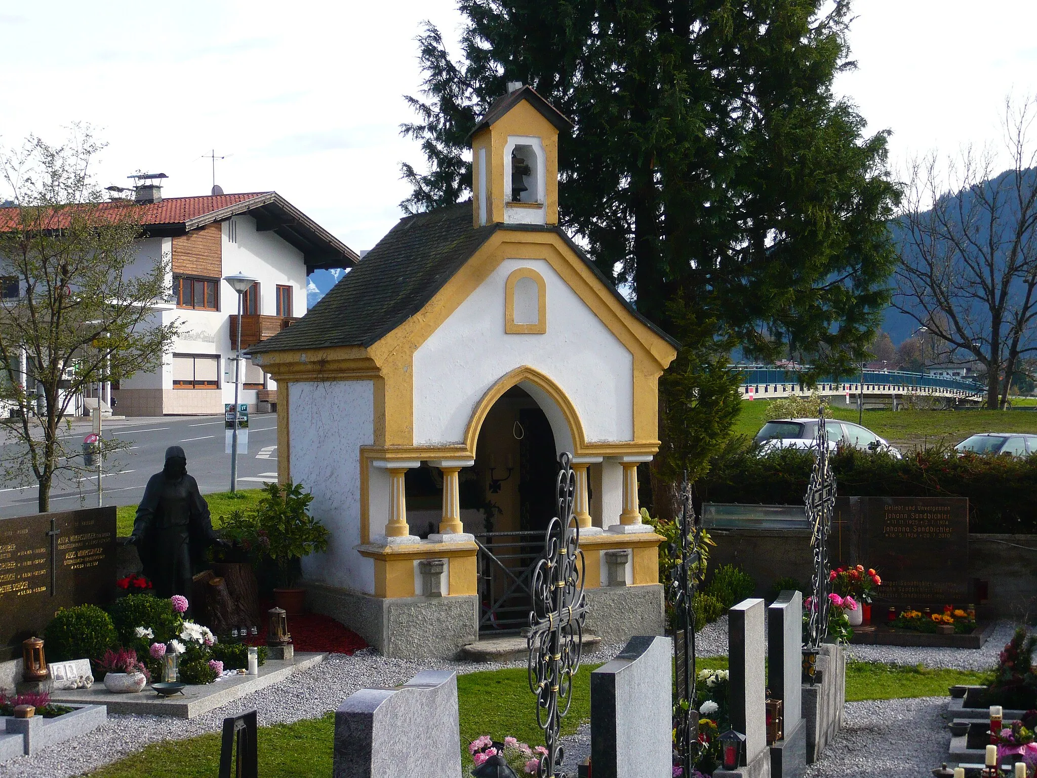 Photo showing: Friedhof und Kapelle/Kriegerdenkmal - Angath