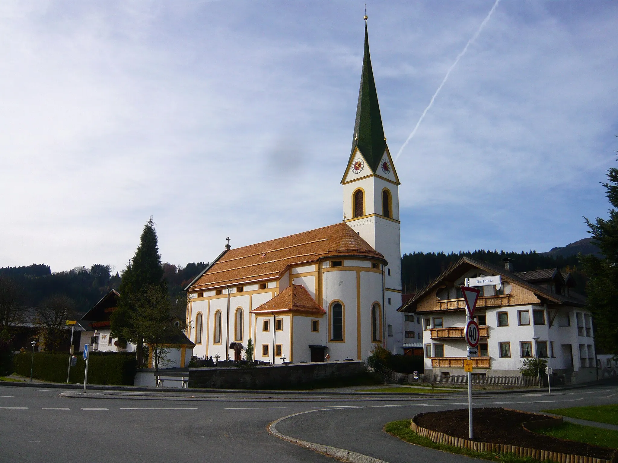 Photo showing: Kath. Pfarrkirche Hl. Geist mit Aufbahrungshalle - Angath
