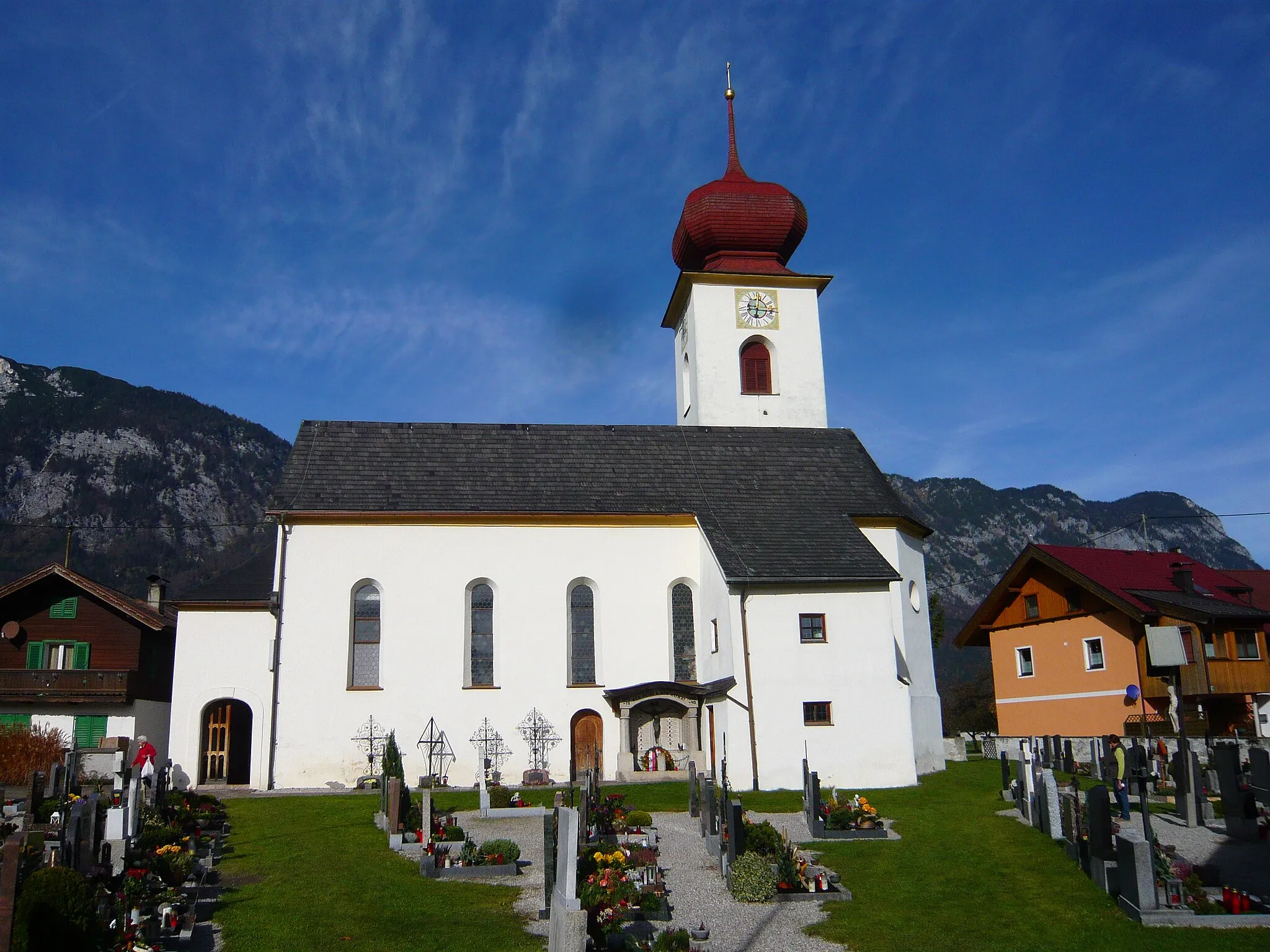 Photo showing: Kath. Filialkirche hl. Georg und Friedhof mit Kriegerdenkmal - Langkampfen