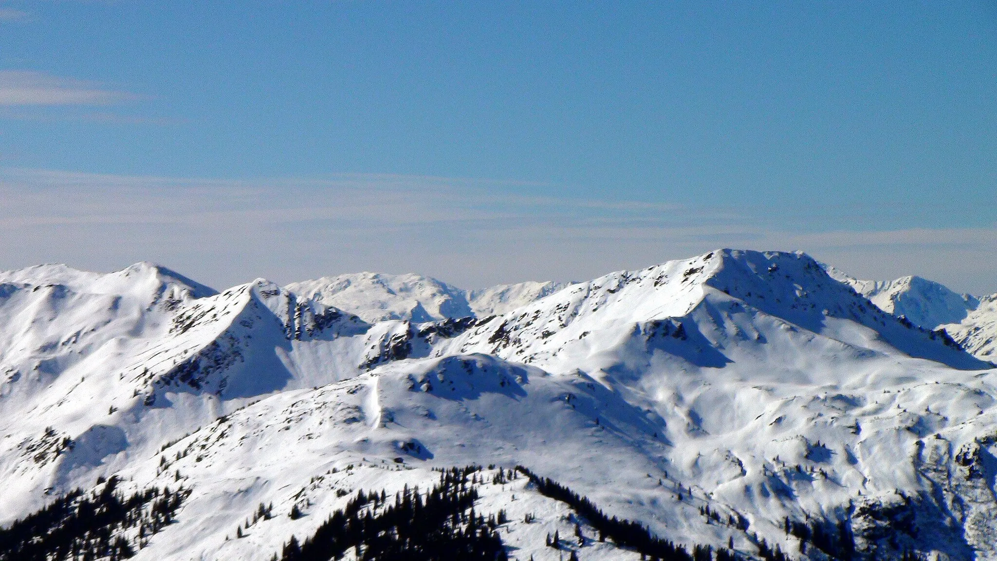 Photo showing: Snow, Sun, Rocks. Kitzbüheler Alpen von der Pengelstein Bergstation nach WSW