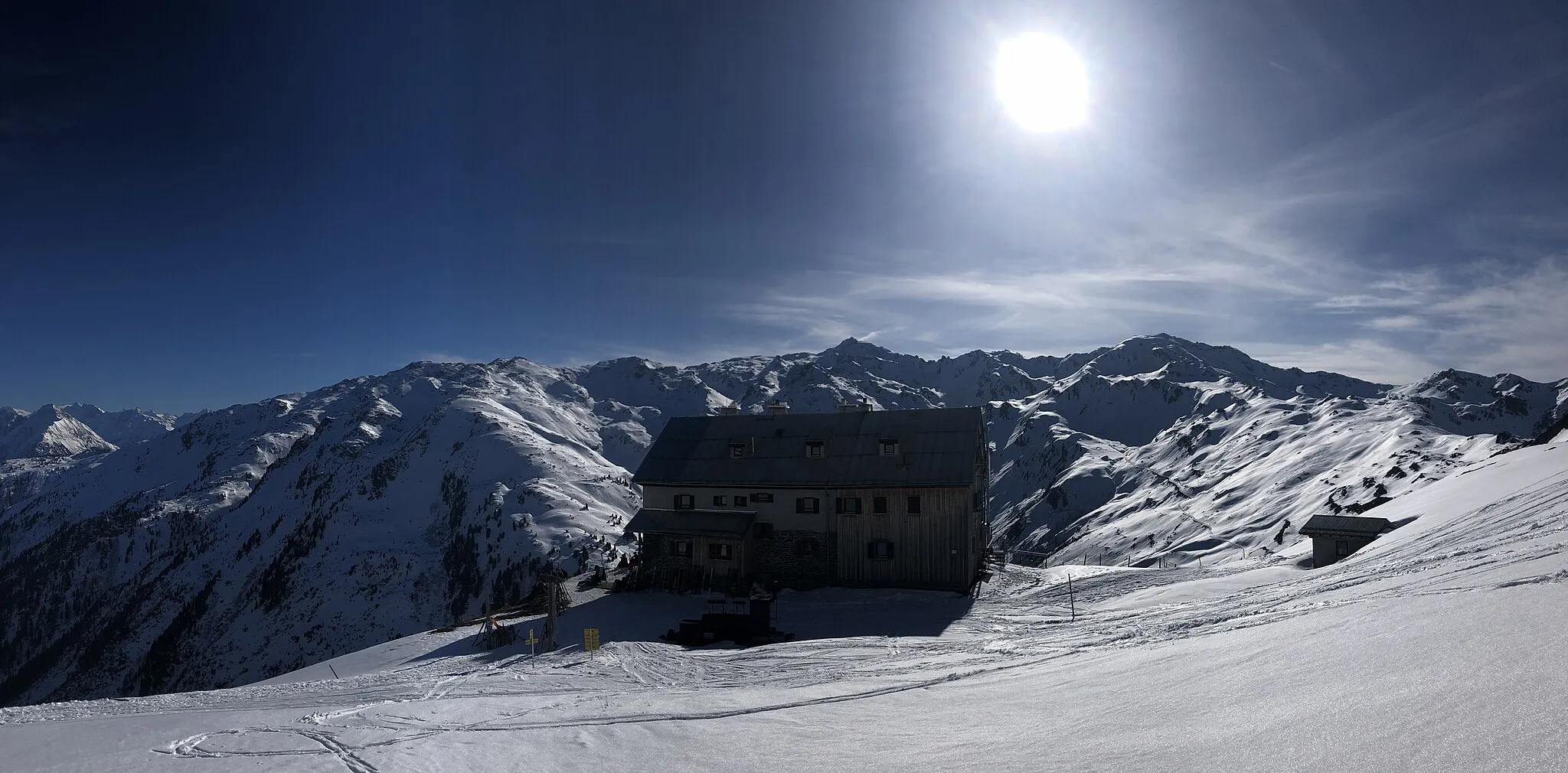 Photo showing: Rastkogelhütte mit Penken, Sandegg, Pangert, Rastkogel, Dreispitzkopf, Breitenkopf, Roßkopf, Pfundsjoch und Sidanjoch (von links nach rechts), im Hintergrund links Westliche Floitenspitze, Tristner, Schwarzenstein, Großer und Kleiner Mörchner, Zsigmondyspitze, Hornspitzen und Turnerkamp