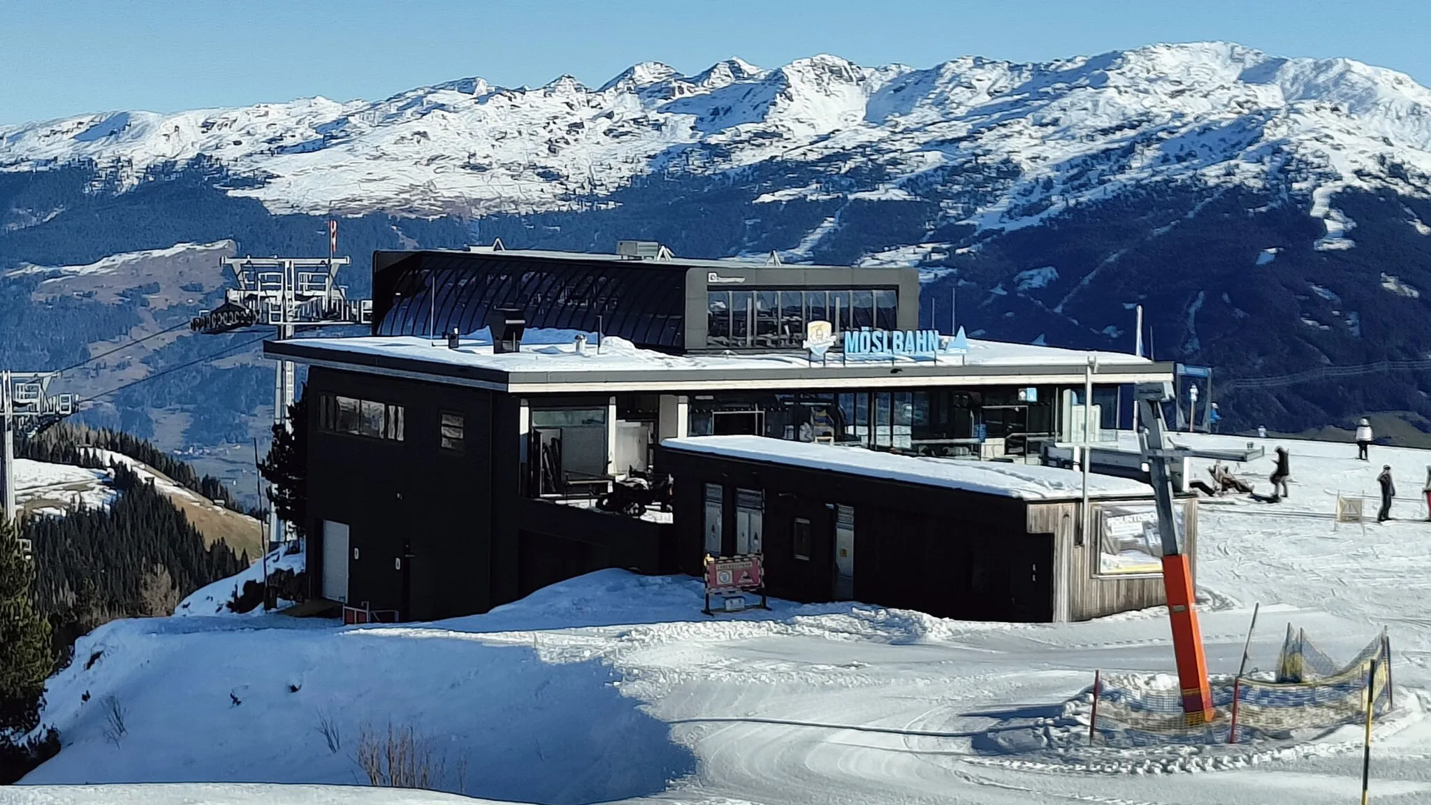 Photo showing: Bergstation der Einseilumlaufbahn Möslbahn im Skigebiet Penken (Tirol).