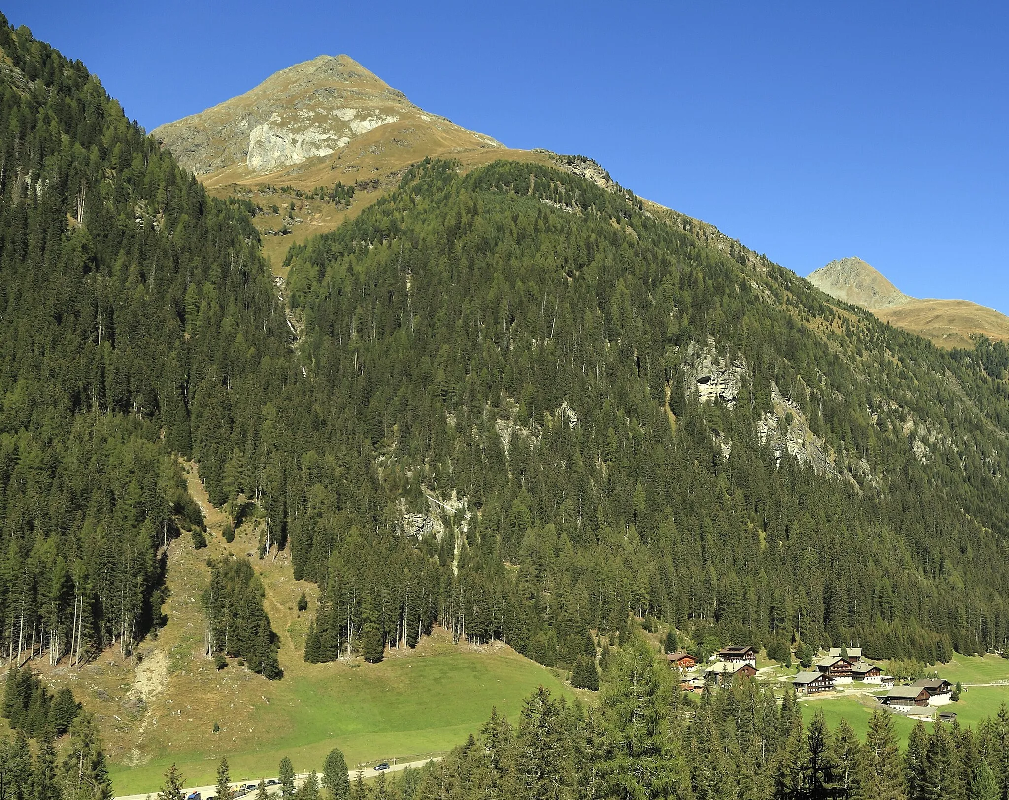 Photo showing: Von der Defereggental-Landesstraße vom Staller Sattel talwärts, links liegt die Trennung der Defereggental-Landesstraße von der Schwarzachtalstraße.