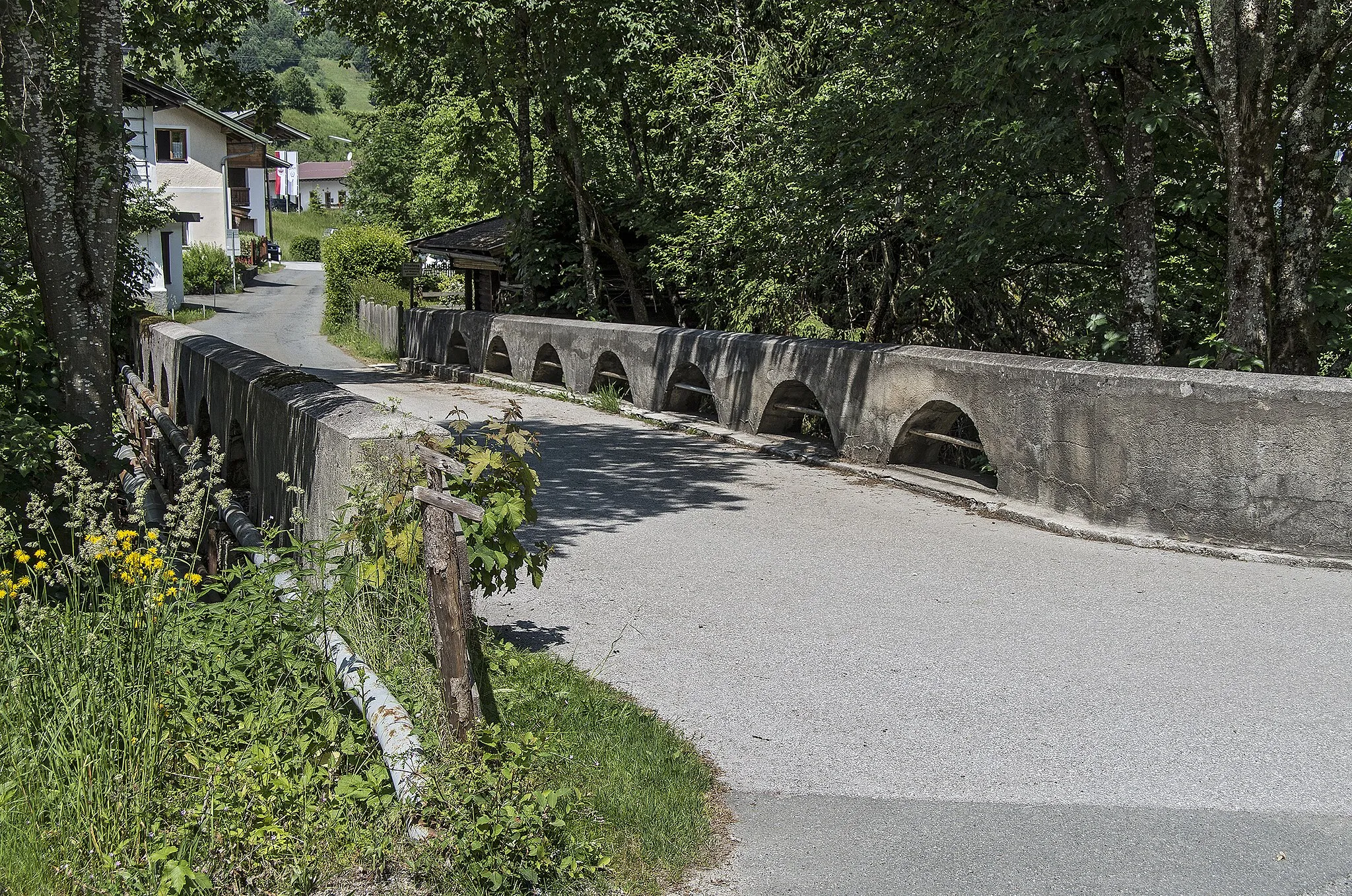 Photo showing: Straßenbrücke