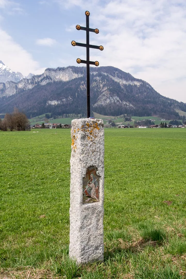 Photo showing: Shrine, stele, St. Johann in Tirol.