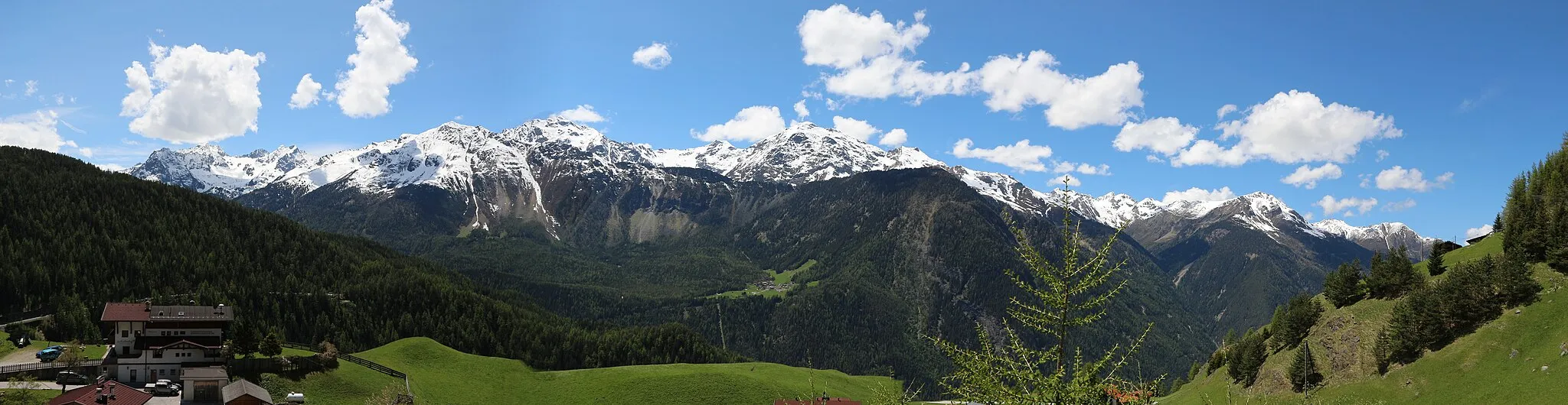 Photo showing: Panorama des Geigenkamms, gesehen von Bichl im Ortsteil Niederthai, Umhausen im Ötztal.