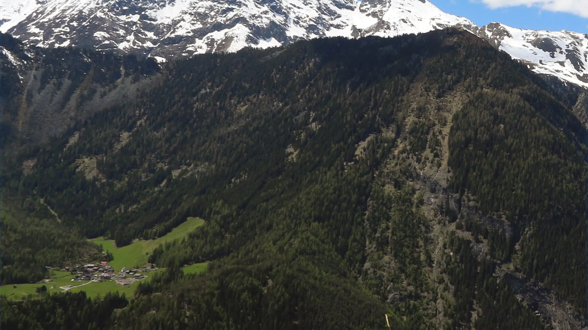 Photo showing: Wenderkogel und darunterligende Ortschaft Köfels in der Gemeinde Umhausen, Tirol.