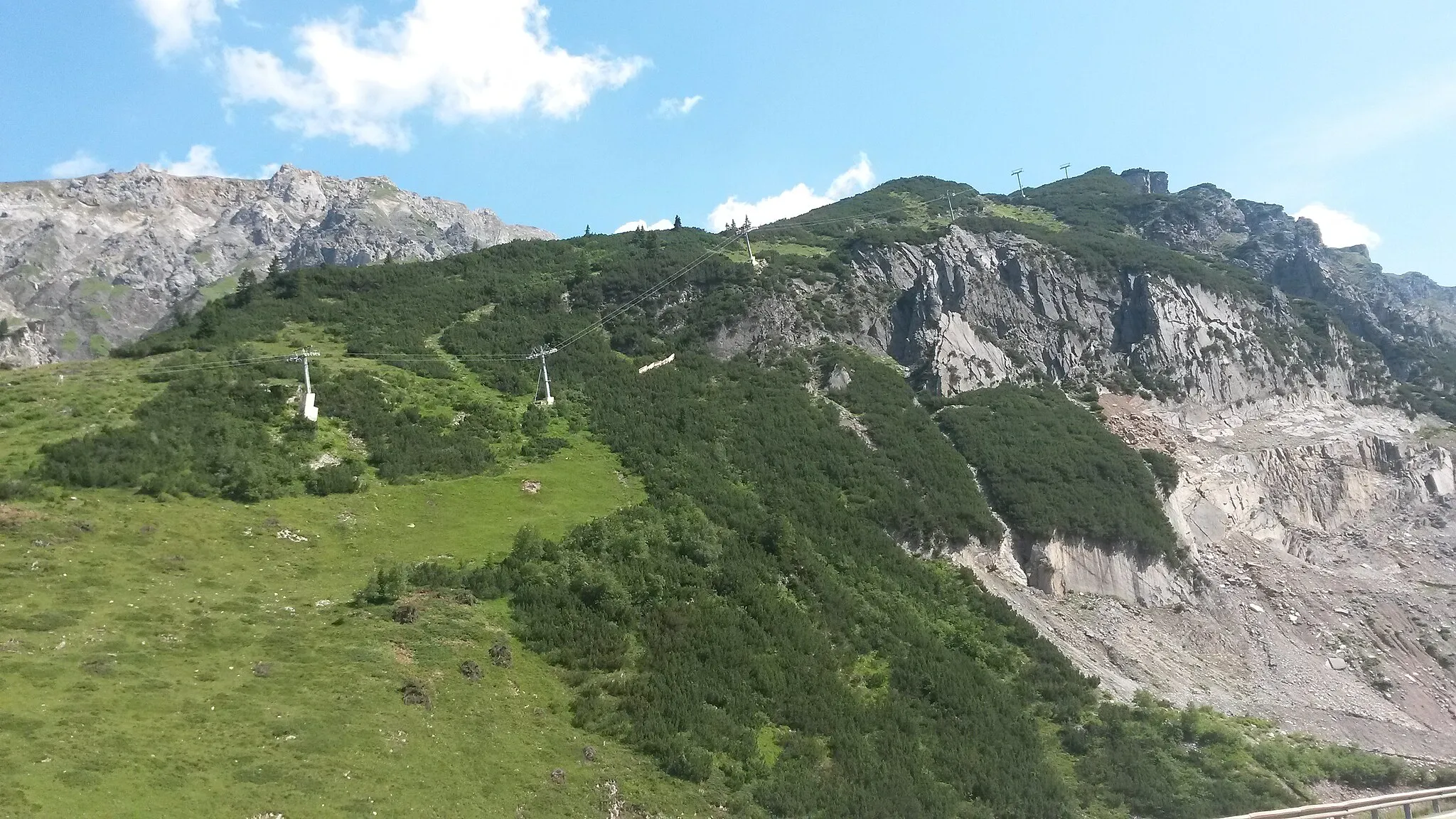 Photo showing: Valfagehrbahn (neu 2005), Sechsersesselbahn, Trasse ausgehend von der Alpe Rauz, Klostertal, Vorarlberg zum Pfannenkopf.