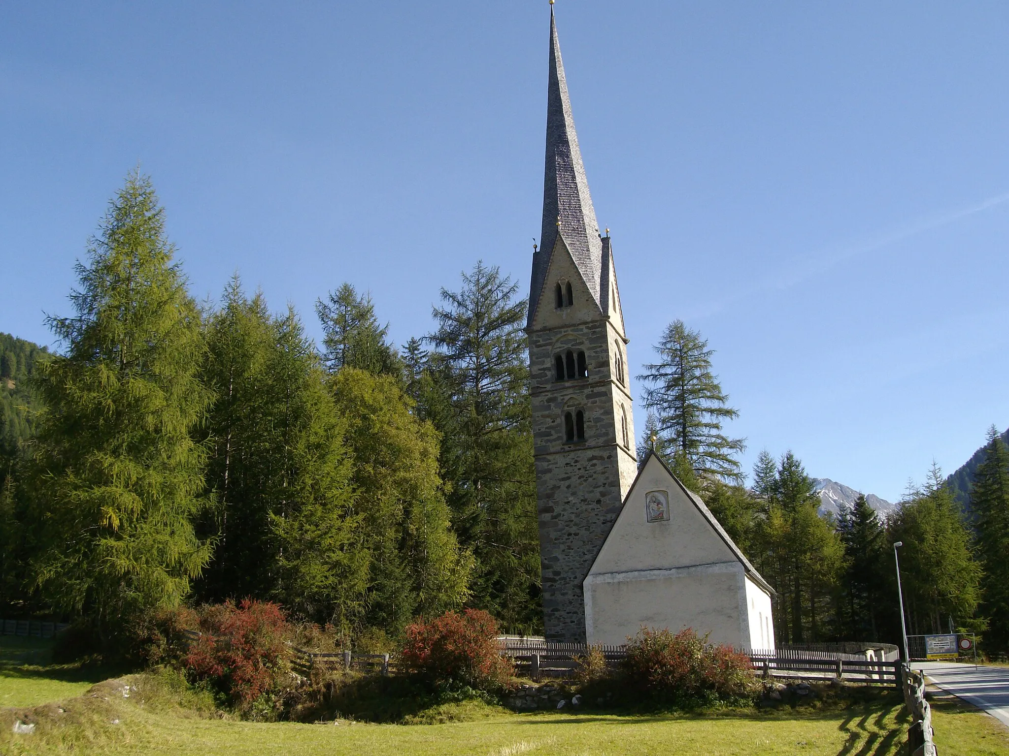 Photo showing: Italy, South Tirol, St. Jakob in Innerpfitsch, Alte Pfarrkirche. The Old Parish church is situated at the end of the Pfitschtal and is dedicated to St. James the patron saint of travellers and pilgrims. The church is mentioned for the first time in the protocol of the pastoral visit in 1577. According to the protocol of 1653 the church had two altars: one dedicated to the apostle James and the other to the Virgin. In the 1707 the church was enlarged, the bell tower raised and consecrated once again on July 1st, 1714. The church was renovated in 1789 with a barrel vault ceiling decorated with frescoes representing St. James on a horseback who travels to Spain to fight against the Saracens. In the same period were painted six medallions representing the apostles Simon and Thomas, St. Nicholas, St. Martin, St. Sylvester and St. Sebastian. Inside take place a decorated pulpit, the two statues on the main altar and two altarpieces representing Our Lady of Sorrow and the suffering Christ. Particular attention should be paid to the church door decorated with ornamental carving marked by the wind and the weather. The night of February 28, 1817 an avalanche detached from Kraxentrager damaged the church. During the summer the curate Jakob Isidor Prantl made the church repaired and on October 13, 1817 was reopened to the faithful. After the avalanche the population considered the place no more safe and was decided to build a new one in another position. The new church was built  between 1821 and 1824 under the direction of Jakob Isidor Prantl. The old church underwent restoration works in the years: 1987, 1997 and 1999.