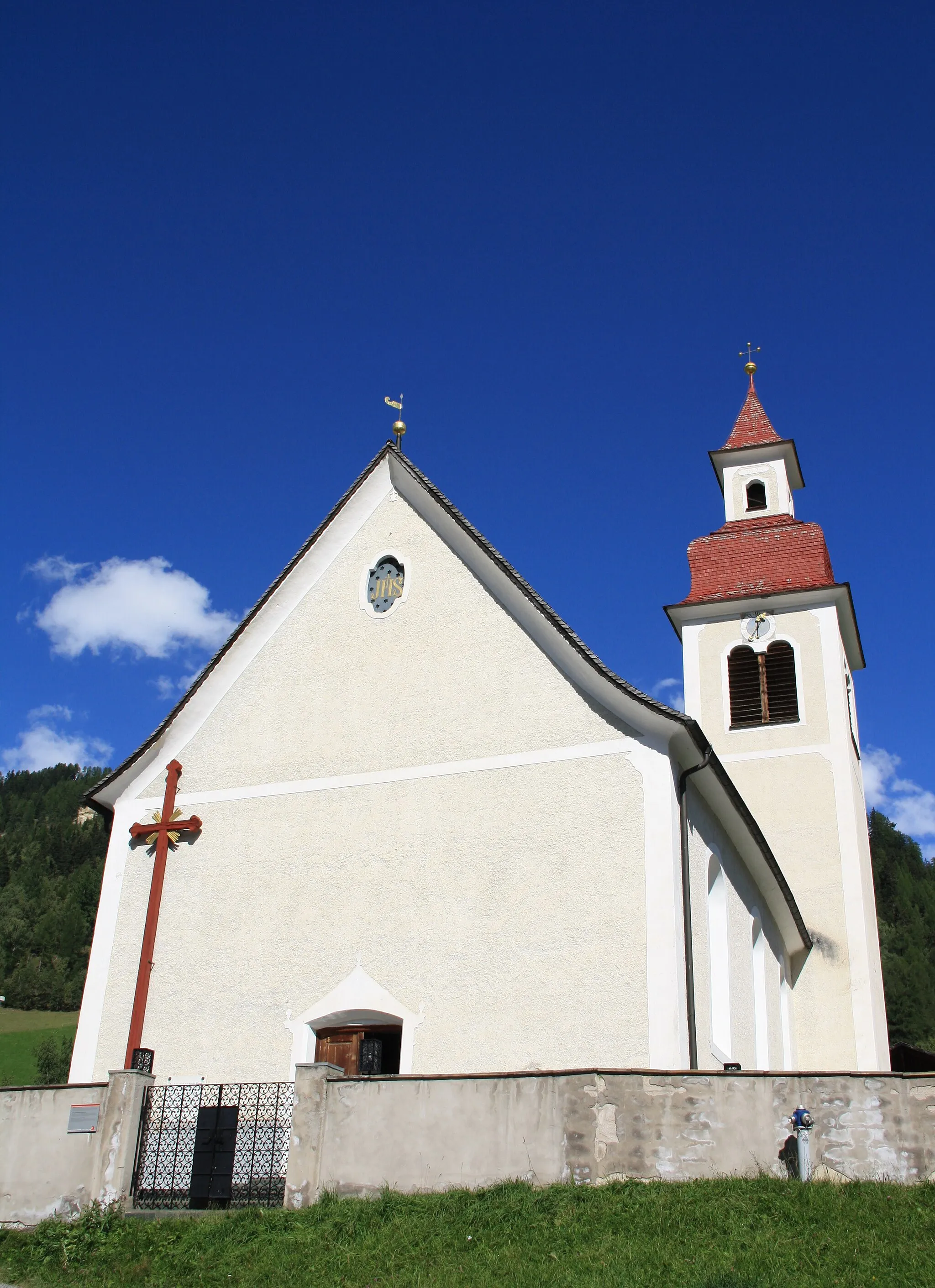 Photo showing: Italy, South Tirol, St. Jakob in Innerpfitsch, Pfarrkirche zum Hl. Jakobus. The church was built between 1821 and 1824 under the direction of the curate Jakob Prantl who built 13 churches throughout Tyrol. The ceiling frescoes depict the Most Holy Sacrament and the decapitation of St. James are by Josef Renzler dating from 1823. The three altarpieces represent St. James, the baptism of Jesus and Our Lady Queen of the Holy Rosary are by Leopold Puellacher between 1824 and 1825.