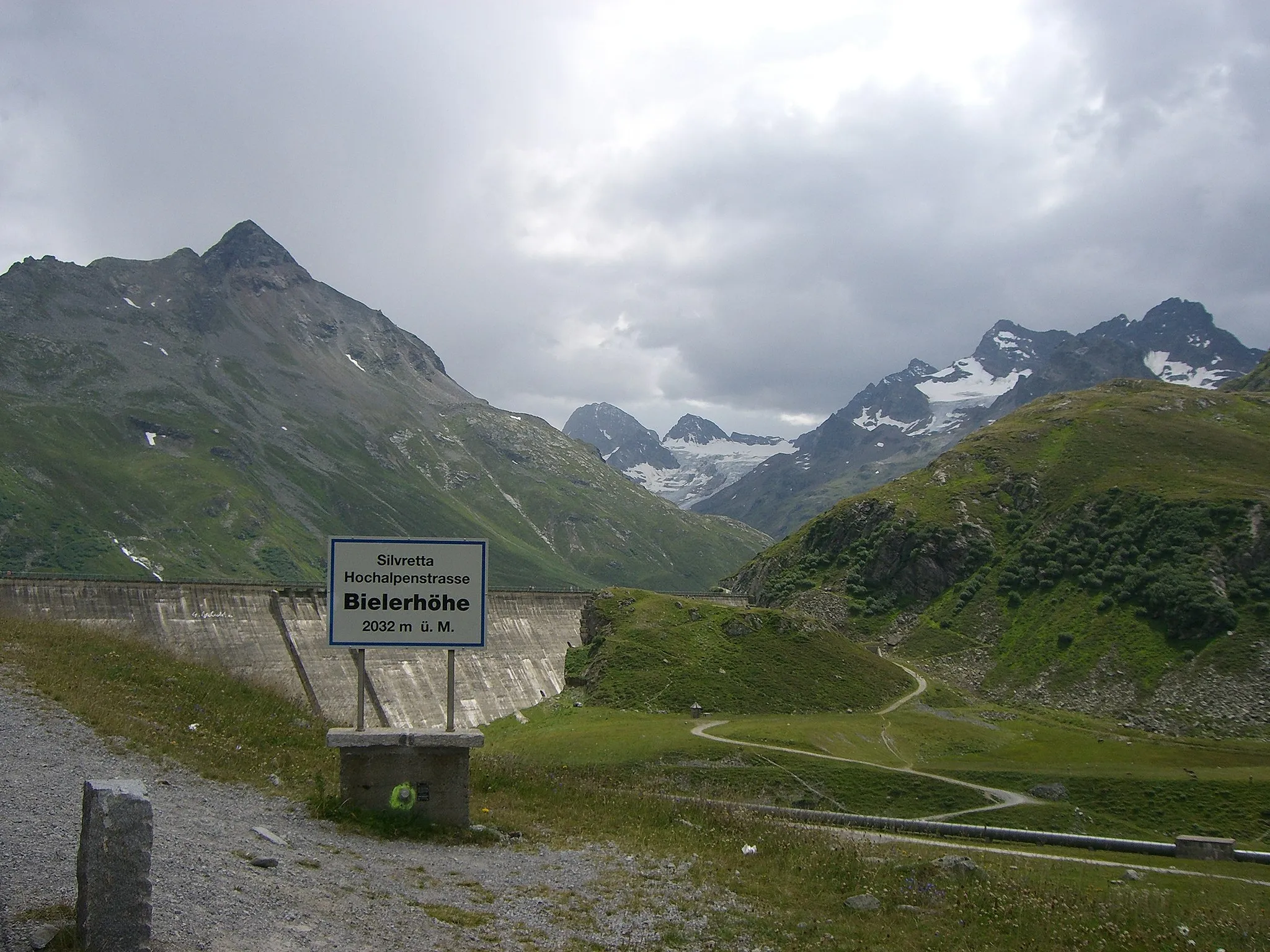 Photo showing: Bielerhöhe sign: "Silvretta Hochalpenstraße, Bielerhöhe, 2032 m ü. M." coming from west