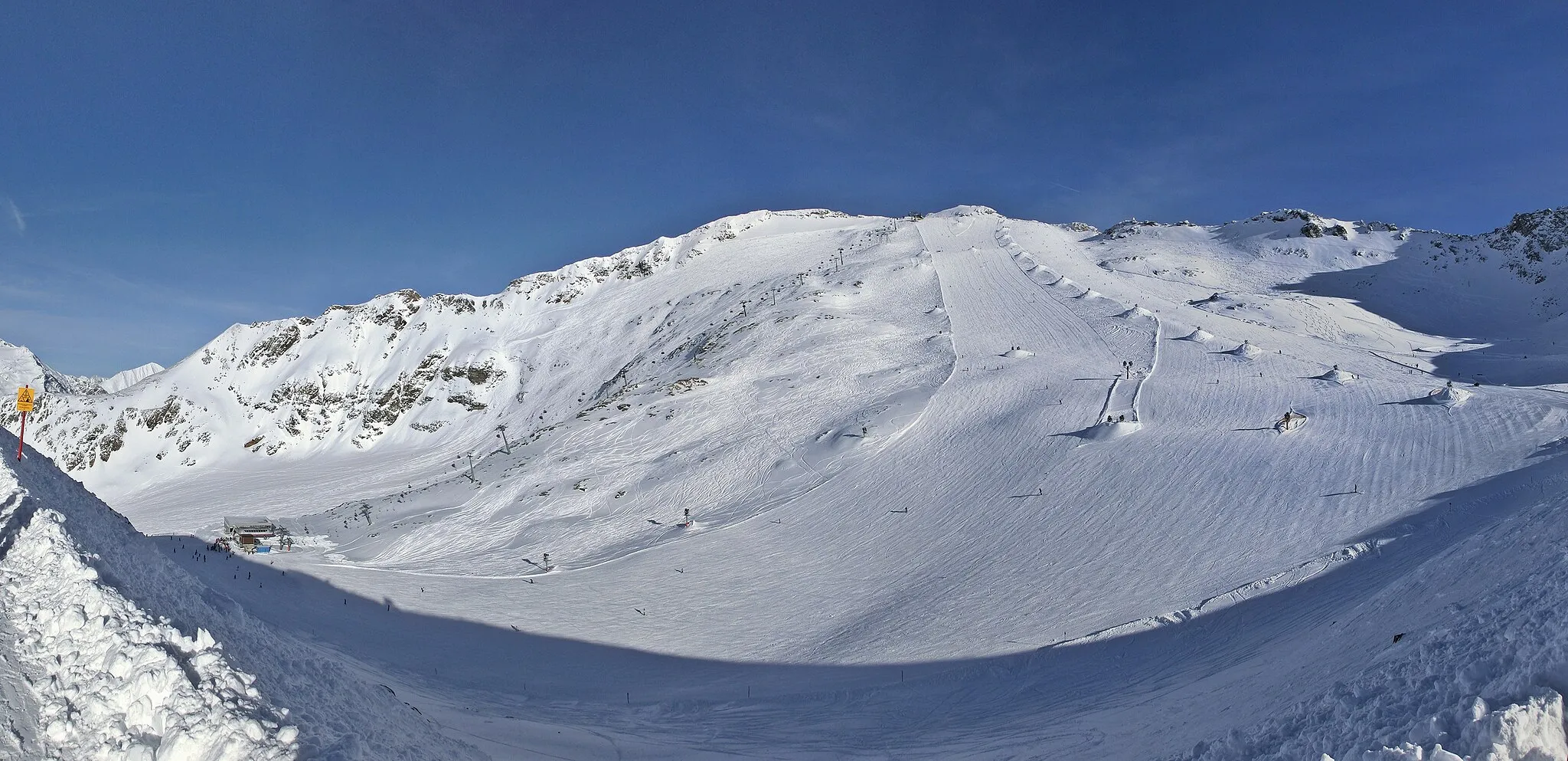 Photo showing: Ski piste and ski lifts at Mölltaler Gletscher, Carinthia.