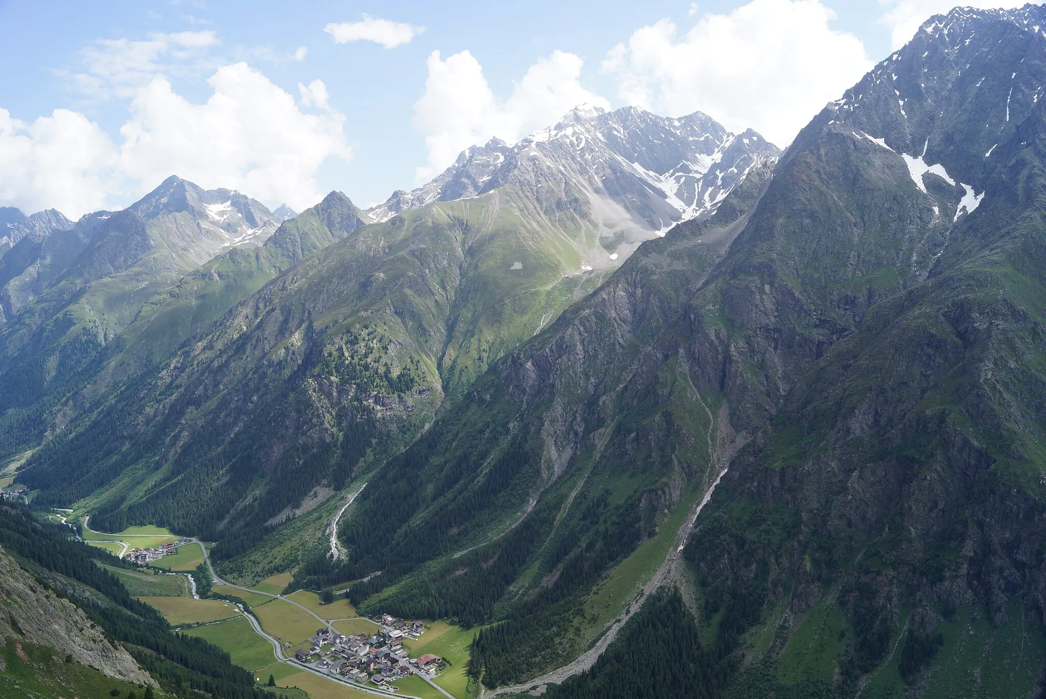 Photo showing: Blick vom Cottbuser Höhenweg unterhalb des Brandkogels auf Weißwald & Plangeross im Pitztal; oben: Gahwinden, Rüsselsheimer Hütte & Hohe Geige.