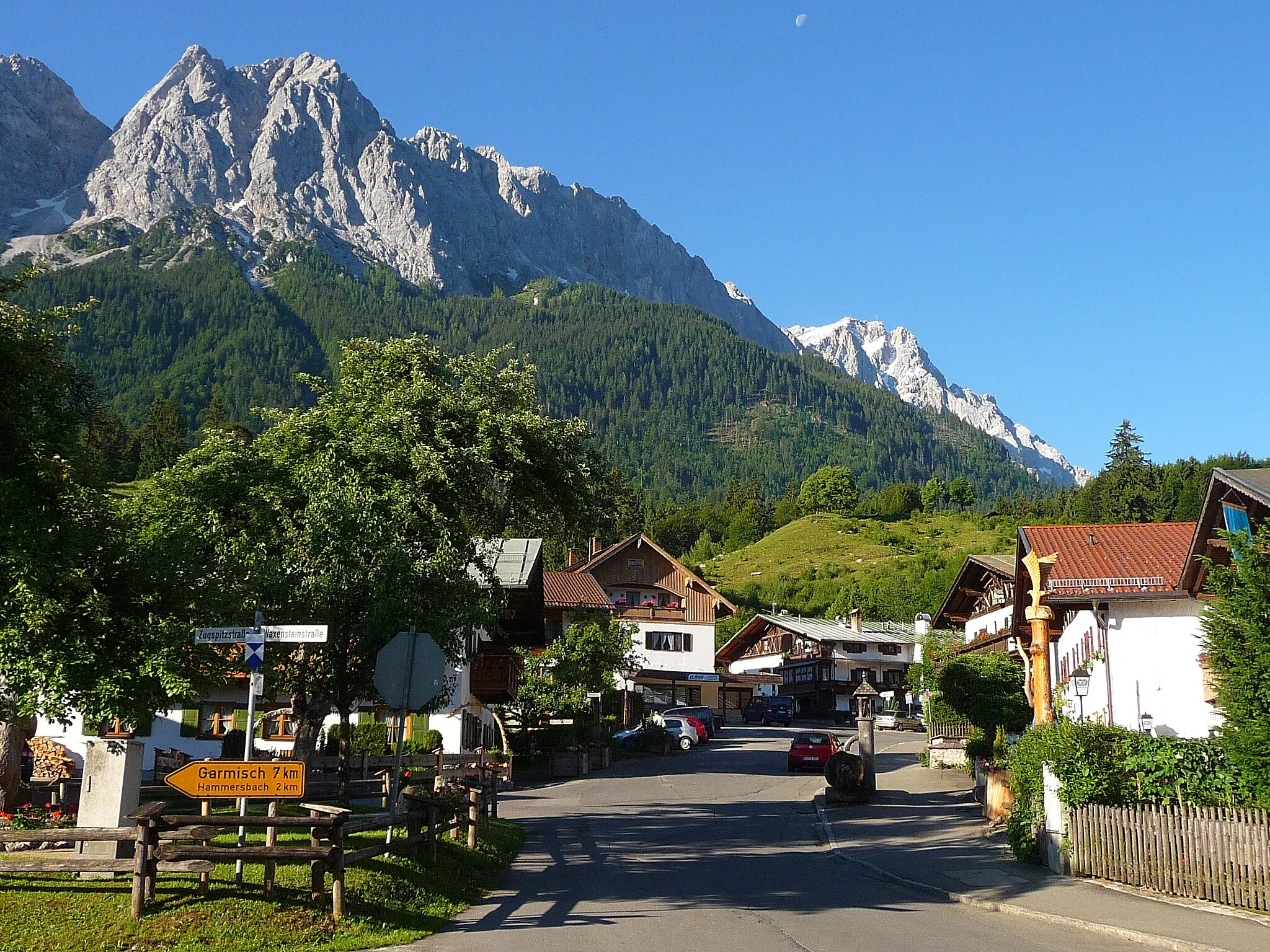Photo showing: Marketsquare Obergarainau with the mountains 'großer Waxenstein' and 'Zugspitze' in the background