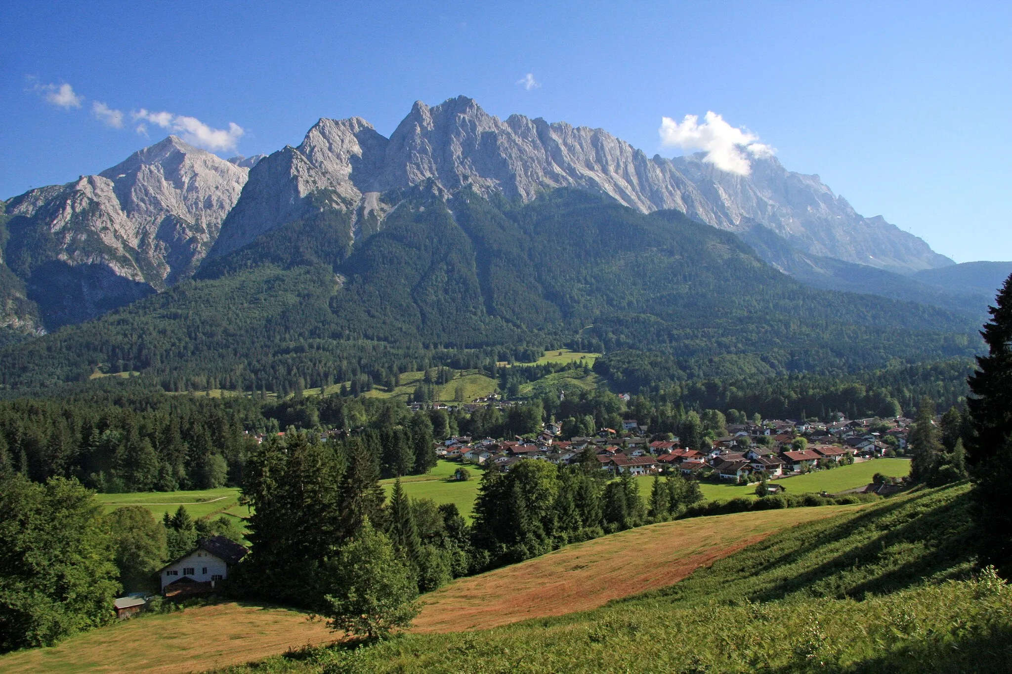 Photo showing: The Bavarian village Grainau with the mountains (from left) Alpspitze, kleiner Waxenstein, großer Waxenstein and Zugspitze in the background