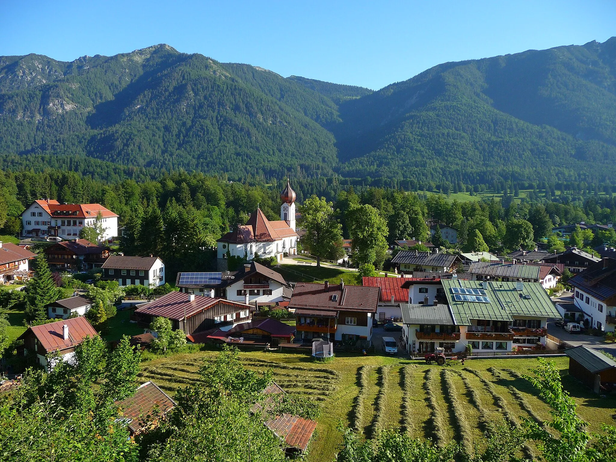 Photo showing: The Bavarian village Grainau with the mountainrange of the Ammergauer Alpen in the background