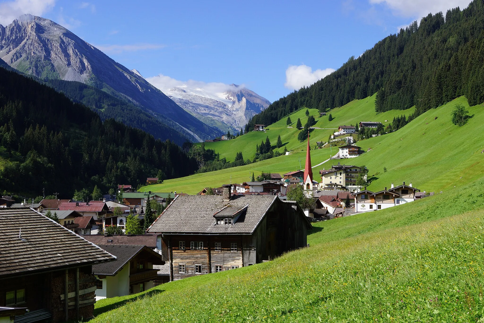 Photo showing: Tuxertal: Wir schauen von Lanersbach (Ortsrand nahe Seilbahn-Talstation auf 1.290 m) talein in südwestlicher Richtung zum Hintertuxer Gletscher. Diese Talseite (orografisch links) gehört zu den Tuxer, die jenseitige zu den Zillertaler Alpen.