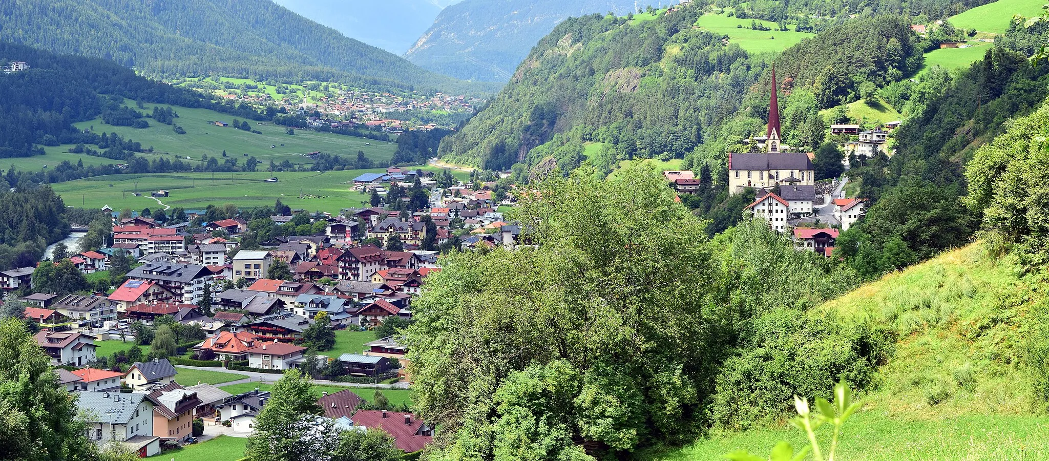 Photo showing: Ortsansicht von Oetz vom Kalvarienberg (bei der Örlachkapelle), rechts die kath. Pfarrkirche hll. Georg und Nikolaus und das Widum, im Hintergrund befindet sich Sautens.

This media shows the protected monument with the number 110 in Austria. (Commons, de, Wikidata)