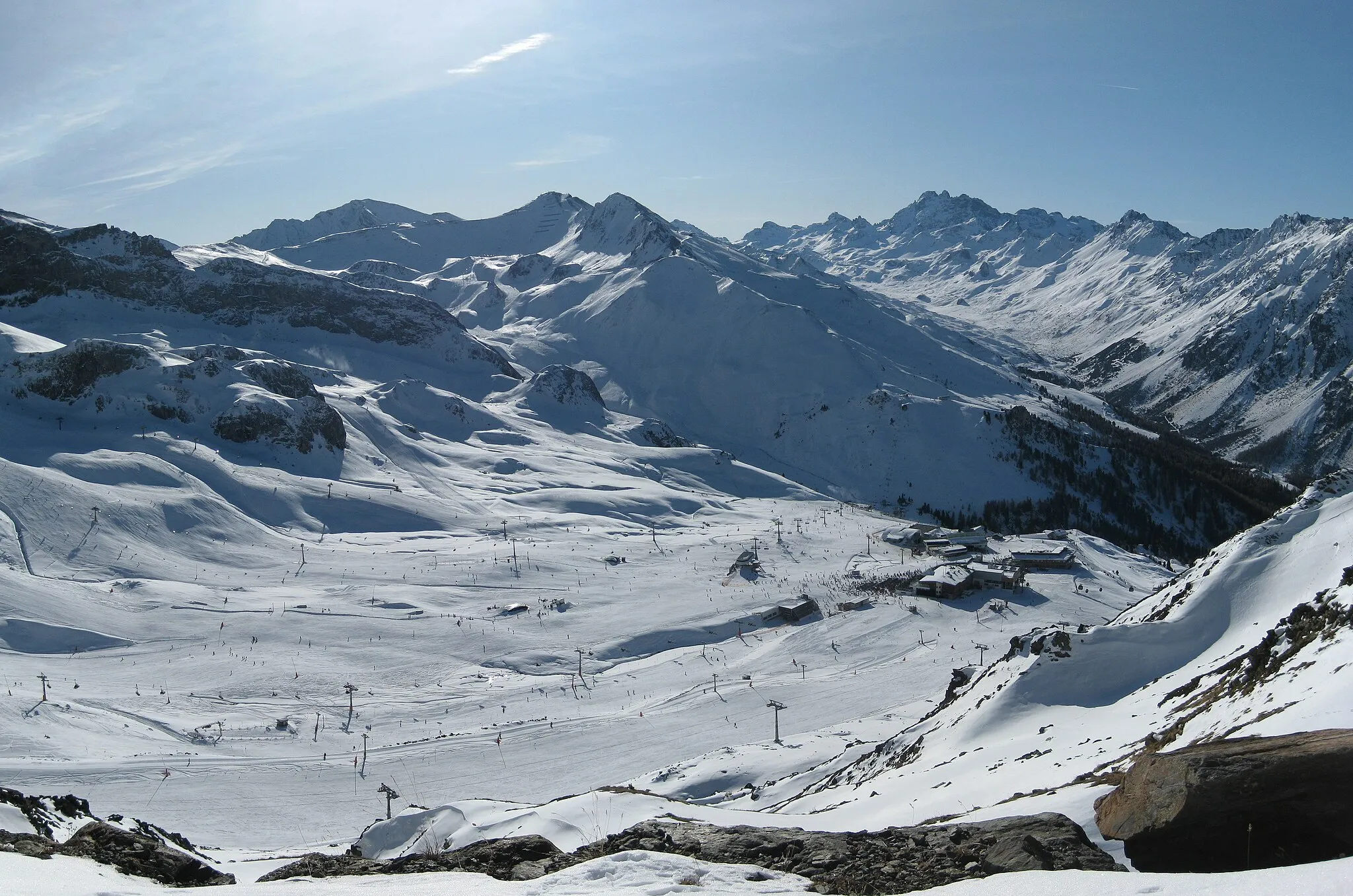 Photo showing: Panoramic view (made of four photos) of Ischgl snow tracks from top