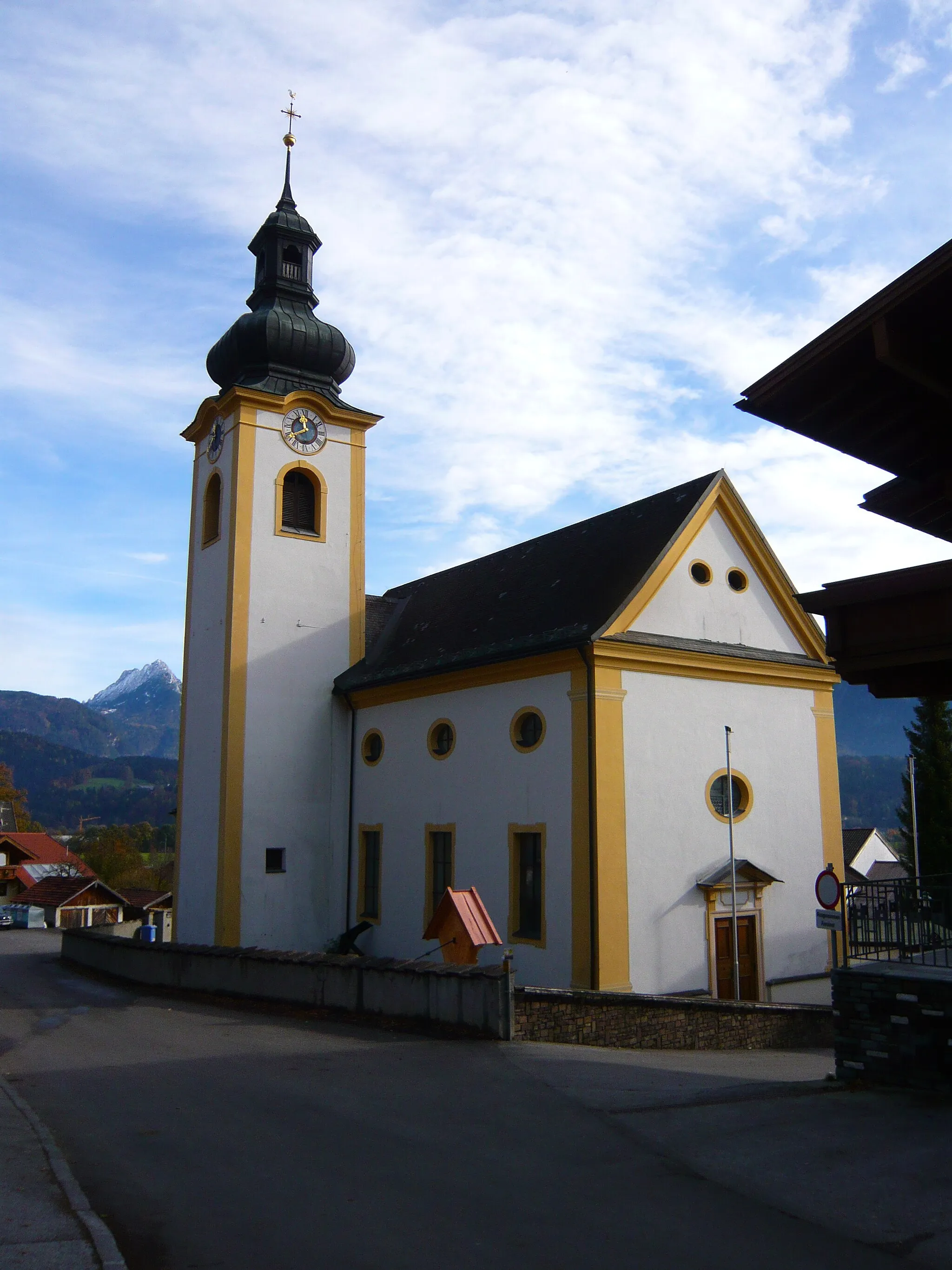 Photo showing: Kath. Pfarrkirche hl. Ursula mit Friedhof und Kriegerdenkmälern - Langkampfen