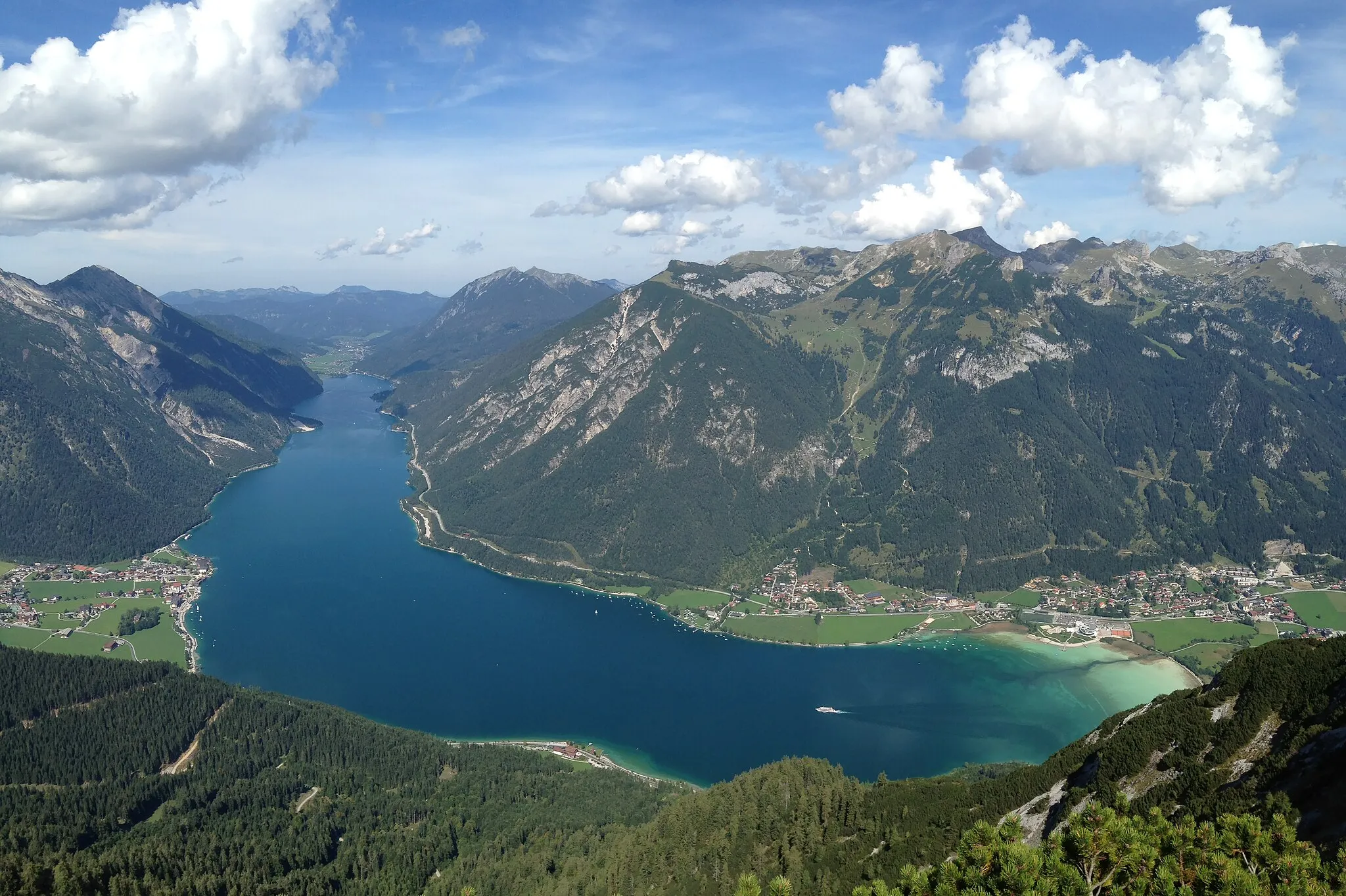 Photo showing: Achensee/Tirol seen from south (Bärenkopf), right side Maurach, on the left Pertisau, in the back Achenkirch, Rofan mountains in the middle.