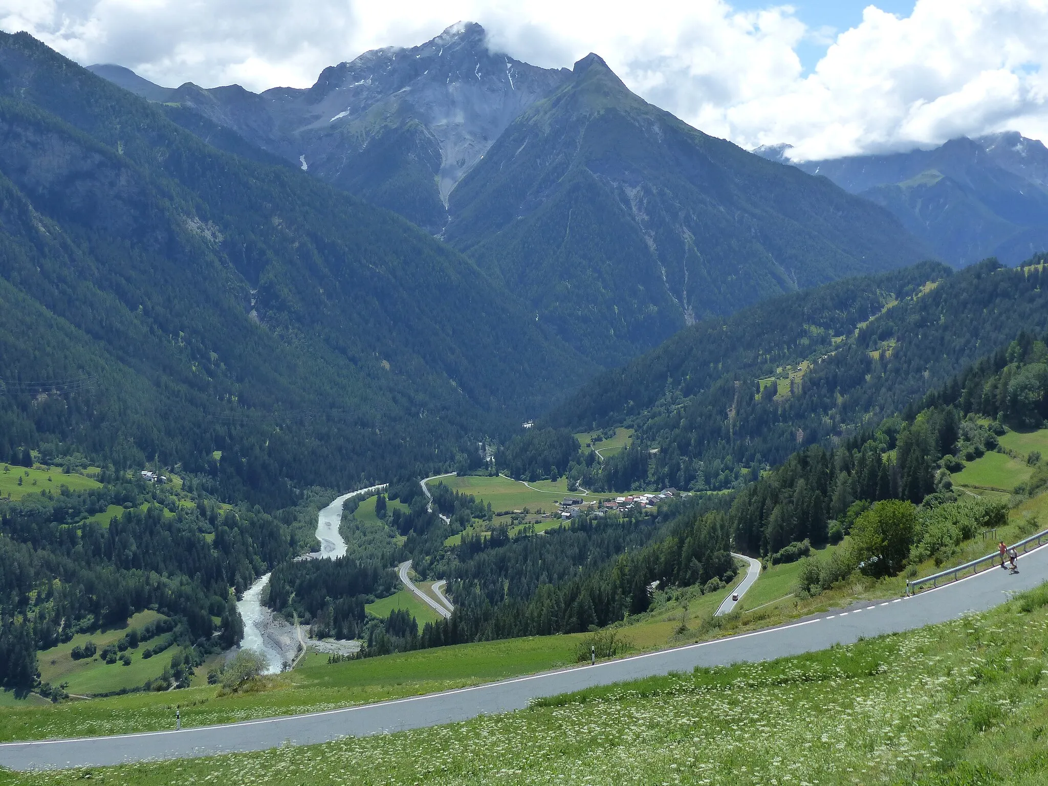 Photo showing: Blick von Tschlin: Blick auf Seraplana und Piz S-chalambert