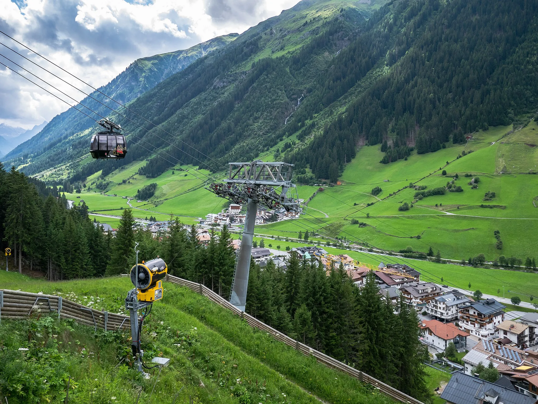 Photo showing: Silvrettabahn cableway in Ischgl. Paznaun, Tyrol, Austria