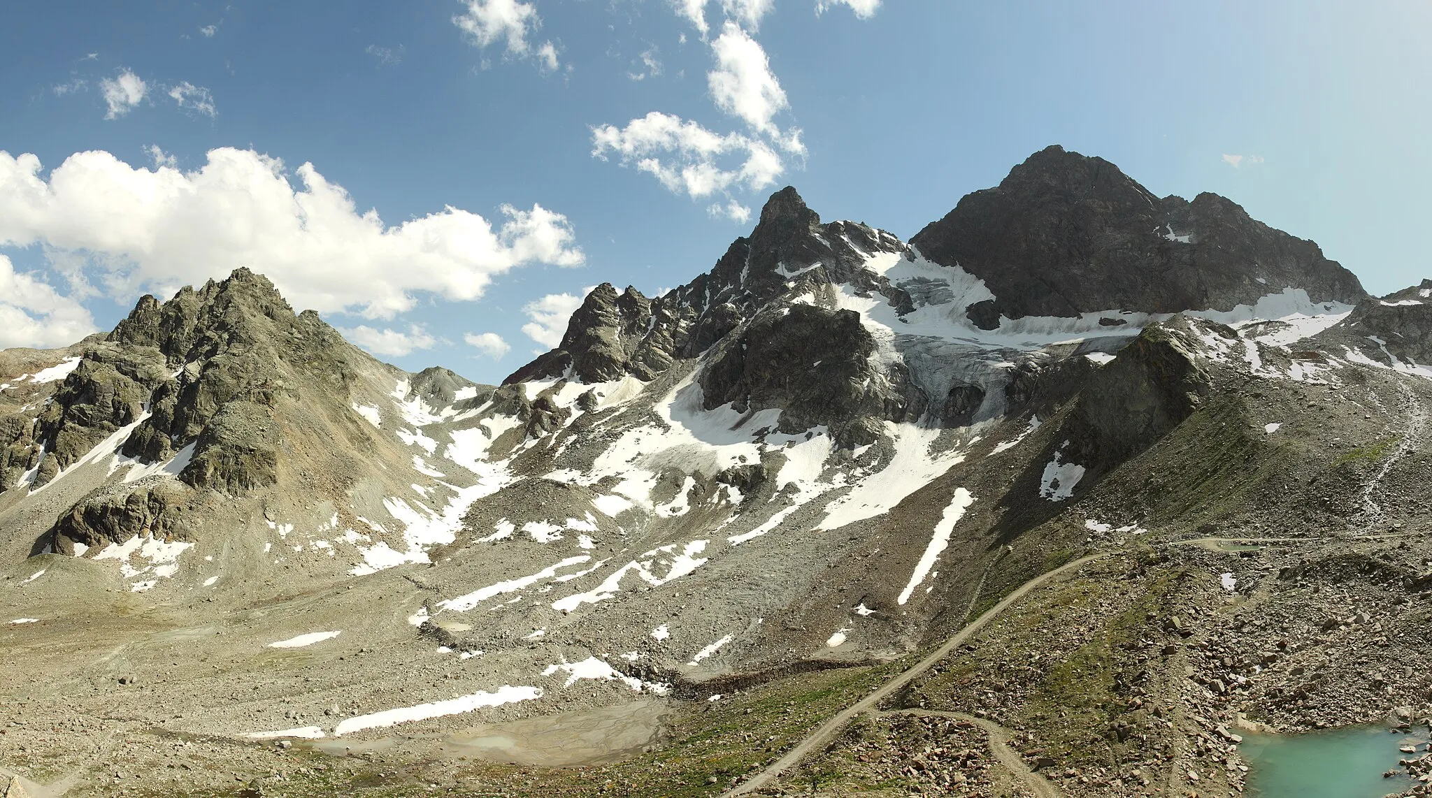 Photo showing: Blick von der Saarbrücker Hütte auf die Litznergruppe mit Sattelkopf, Litznersattel, Großlitzner und Großes Seehorn (von links) Belichtungszeit: 1/350s Blende: F/8
ISO: 100