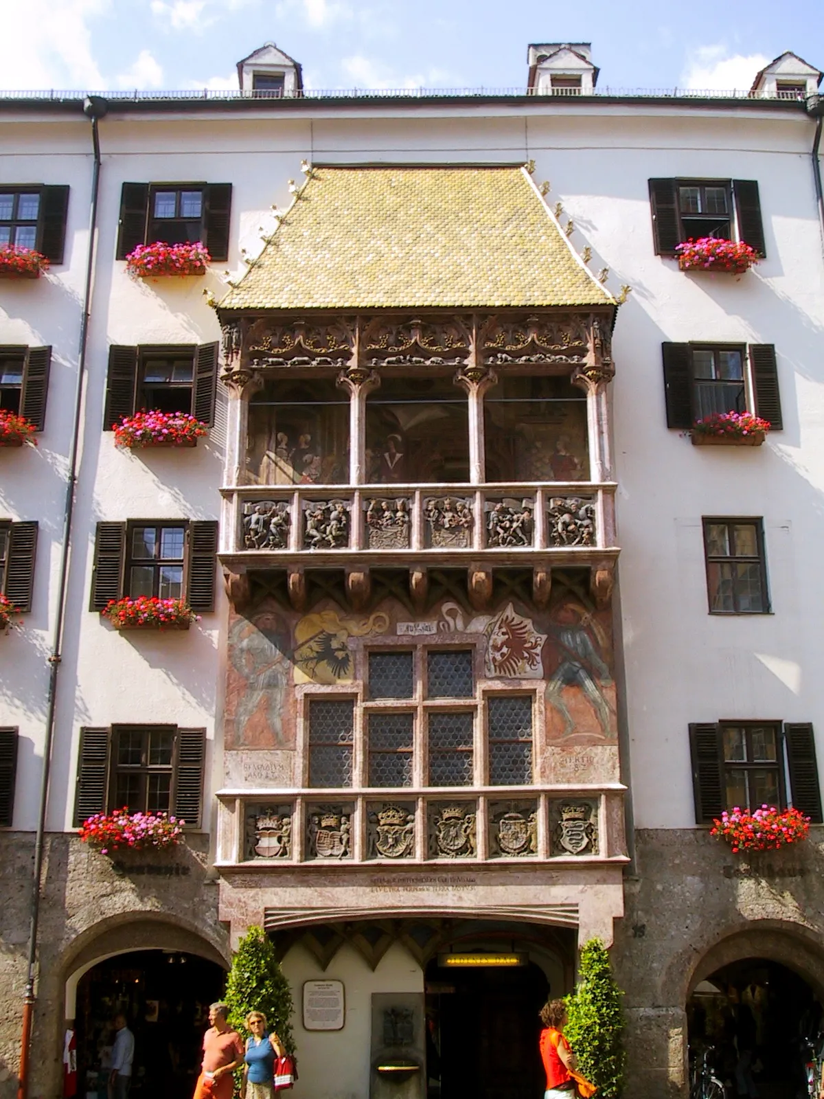 Photo showing: Das Goldene Dachl ist das Wahrzeichen der Stadt Innsbruck und befindet sich im Zentrum. Im 15.Jahrhundert war dieses Gebäude die Residenz der Landesfürsten Tirols.