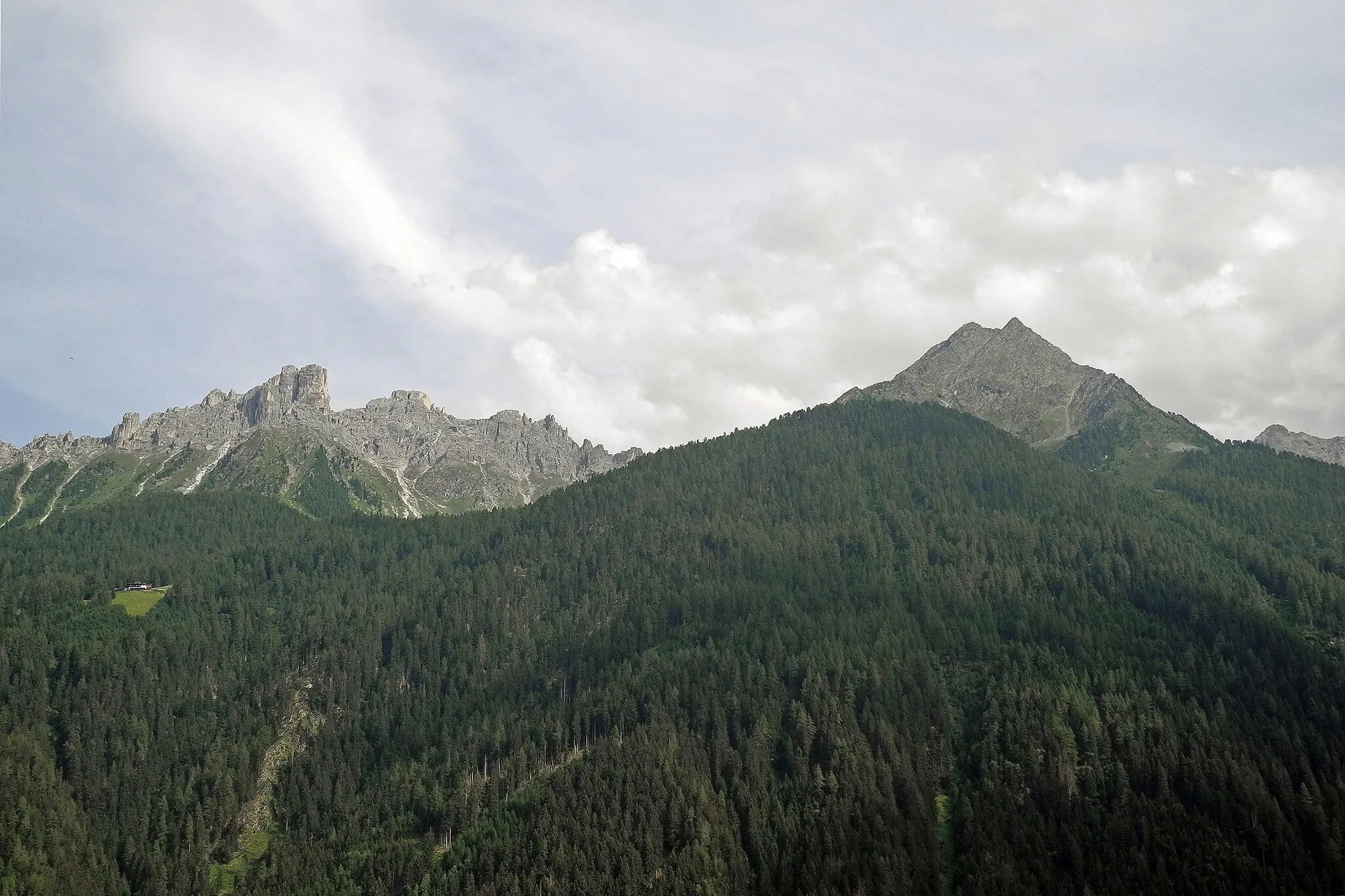 Photo showing: Blick auf den Elferkofel (2505 m) und die Zwölferspitze (2562 m) (rechts), aufgenommen im Oberbergtal zwischen Milders und Bärenbad