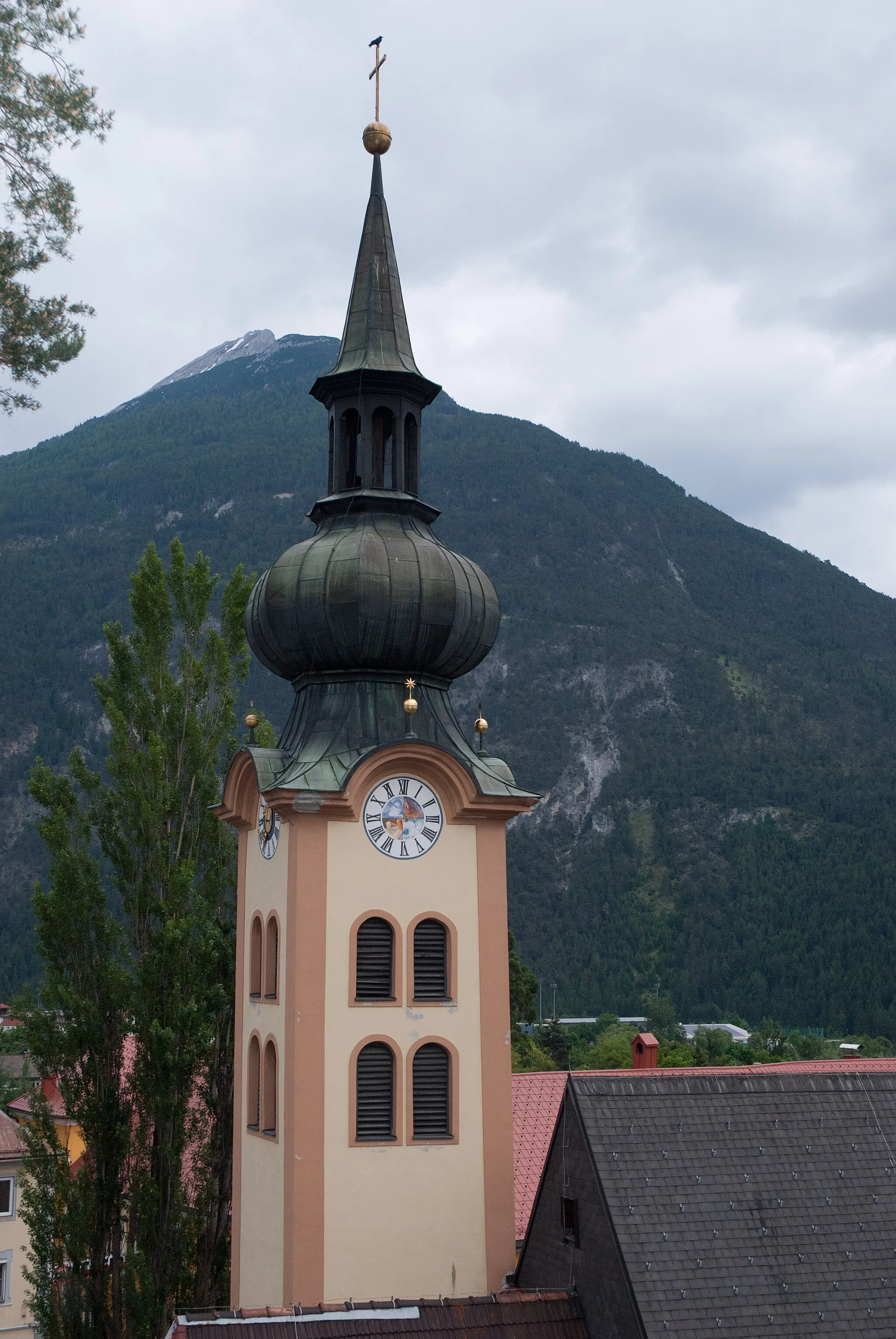 Photo showing: Turm der Johanneskirche in Imst, im Hintergrund der Tschirgant

This media shows the protected monument with the number 13332 in Austria. (Commons, de, Wikidata)