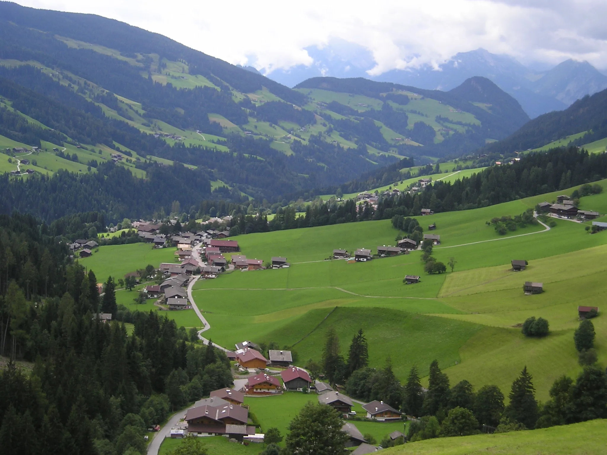 Photo showing: valley of the Alpbach in Tirol, Austria. Besides some houses of the small town Alpbach you see the foot of the mountain Wiedersberger Horn and more far away another small mountain, the Reither Kogl.